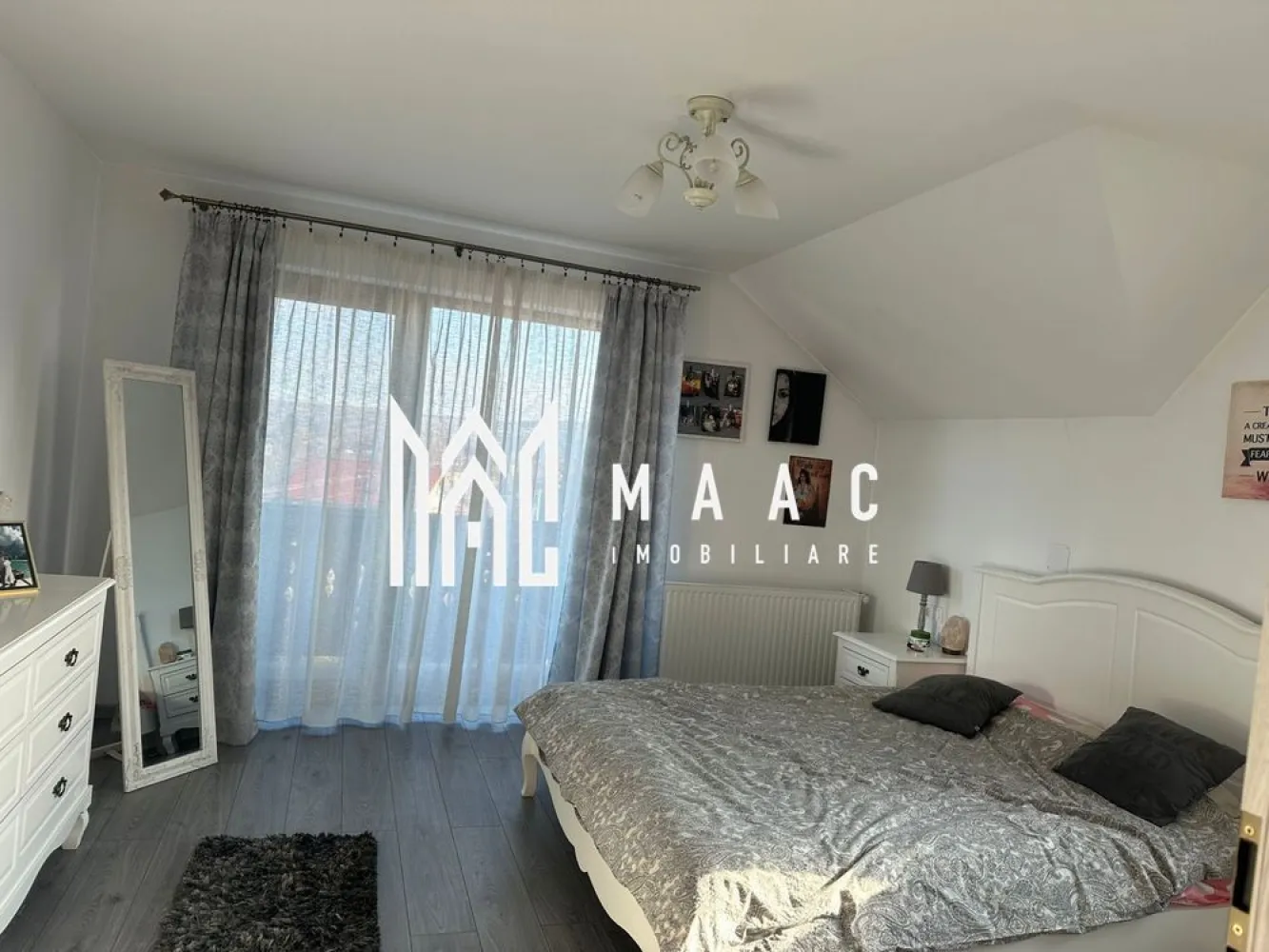 Casa 6 camere I P+E I Curte I 200MPU I Selimbar - MAAC imobiliare va prezinta o casa situata in Selimbar ce are regim de inaltime P+E.

Ideală atât pentru familii, cât și pentru cei care doresc să împartă locuința în două unități independente, Intrarea separată pentru etaj oferă flexibilitate și funcționalitate.

La Parter-3 camere luminoase, baie modernă, bucătărie spațioasă.

Etaj (acces separat din exterior): 2 camere generoase, living confortabil, baie elegantă, dressing.

Podul este mansardabil. La subsol-pivnita.

Se vinde mobilat/utilat.

Pentru mai multe informații sau pentru a programa o vizionare, nu ezitați să ne contactați, specificand ID:CP3065291