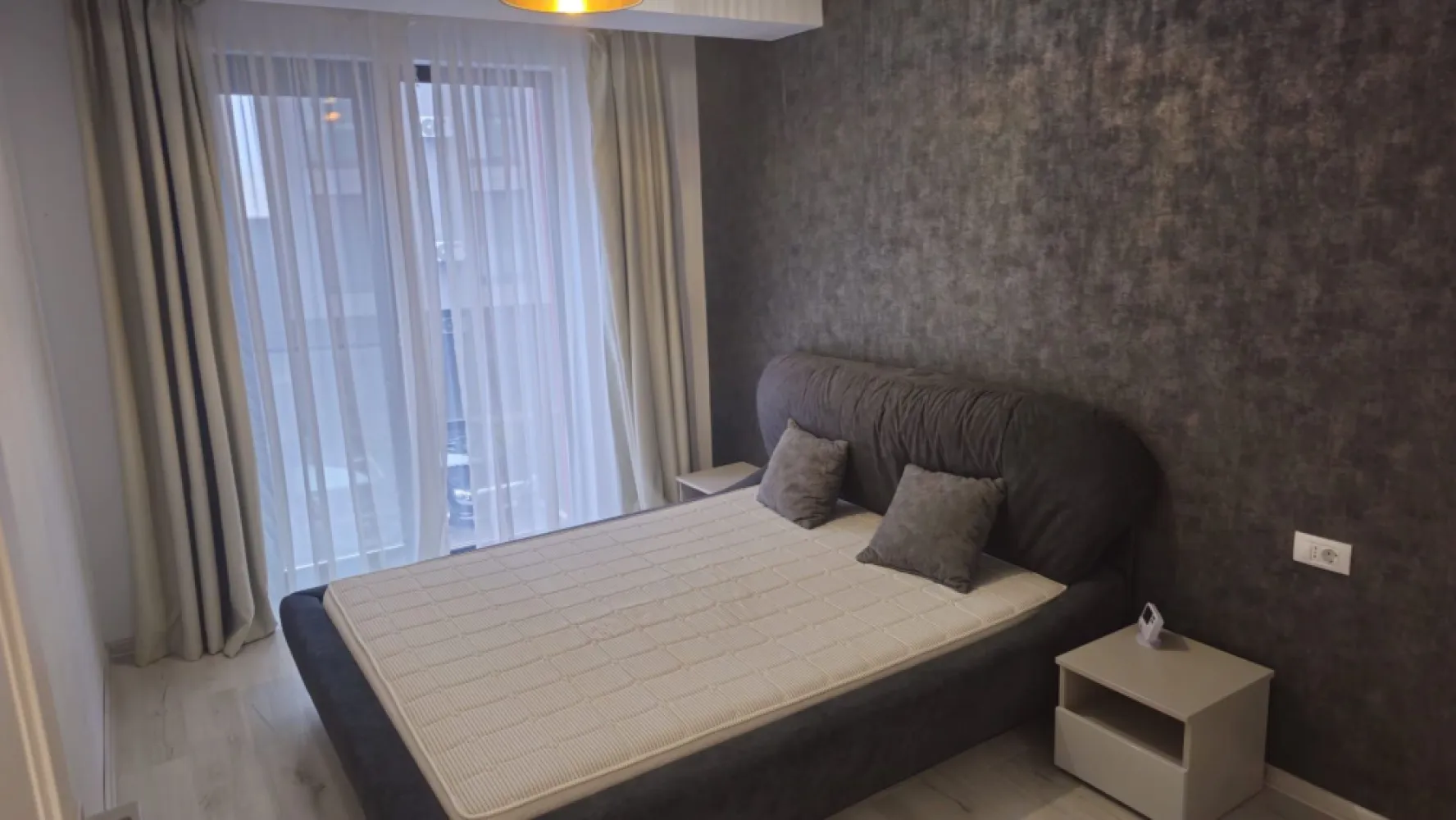 Apartament 2 camere Central Park, etaj 1, finisaje premium - Va propunem spre inchiriere un apartament modern cu 2 camere, situat in complexul rezidential Central Park, un ansamblu exclusivist ce ofera paza permanenta, acces controlat cu bariera si un mediu sigur si bine organizat.
Apartamentul este amplasat la etajul 1, are o suprafata de aproximativ 50 mp si beneficiaza de o compartimentare eficienta, oferind confort si functionalitate.
Locuinta este complet mobilata si utilata si dispune de dotari premium:
incalzire in pardoseala, pentru confort termic optim
masina de spalat rufe si uscator de rufe
hota, frigider
TV Smart
mobilier modern, realizat pe comanda
electrocasnice de ultima generatie
Apartamentul se remarca prin finisaje de calitate, luminozitate si o atmosfera eleganta, fiind ideal pentru persoane care isi doresc confort si siguranta intr-un complex rezidential de top.
Pret chirie: 550 euro/luna
Garantie: 550 euro
Se percepe comisionul agentiei - 70% din prima chirie 
Pentru mai multe detalii si programarea unei vizionari, va rugam sa contactati:
Ene Liliana - 0746 252 252 - MAG Invest