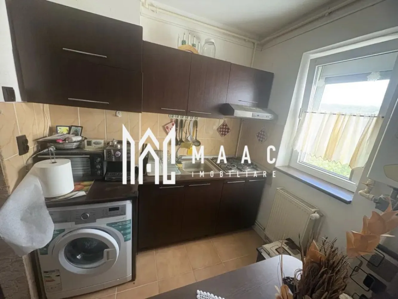 Apartament 2 camere | Etaj 2 | Decomandat | Cisnadie - MAAC Imobiliare vă prezintă spre vânzare un apartament cu 2 camere, situat la etajul 2, în Cisnădie, o zonă liniștită, cu acces facil către punctele de interes.

Caracteristici:
Suprafață utilă: 45 mp
Etaj: 2/4
Compartimentare: decomandat
Încălzire prin centrală termică proprie și calorifere

Compartimentare:
Dormitor
Living
Bucătărie
Baie
Hol de acces.

Dotări:
Apartamentul dispune de centrală termică proprie

Avantaje:
Ideal atât pentru locuință proprie, cât și pentru investiție.

Pentru mai multe detalii specificati telefonic ca ati vazut anuntul cu ID: CP3064795
