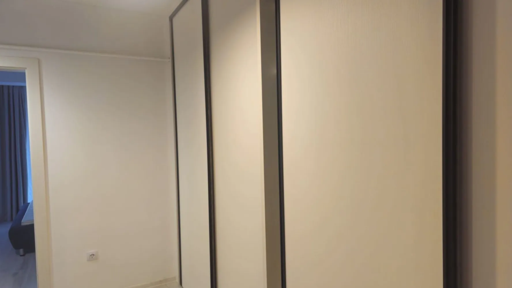 Apartament 2 camere Central Park, etaj 1, finisaje premium - Va propunem spre inchiriere un apartament modern cu 2 camere, situat in complexul rezidential Central Park, un ansamblu exclusivist ce ofera paza permanenta, acces controlat cu bariera si un mediu sigur si bine organizat.
Apartamentul este amplasat la etajul 1, are o suprafata de aproximativ 50 mp si beneficiaza de o compartimentare eficienta, oferind confort si functionalitate.
Locuinta este complet mobilata si utilata si dispune de dotari premium:
incalzire in pardoseala, pentru confort termic optim
masina de spalat rufe si uscator de rufe
hota, frigider
TV Smart
mobilier modern, realizat pe comanda
electrocasnice de ultima generatie
Apartamentul se remarca prin finisaje de calitate, luminozitate si o atmosfera eleganta, fiind ideal pentru persoane care isi doresc confort si siguranta intr-un complex rezidential de top.
Pret chirie: 550 euro/luna
Garantie: 550 euro
Se percepe comisionul agentiei - 70% din prima chirie 
Pentru mai multe detalii si programarea unei vizionari, va rugam sa contactati:
Ene Liliana - 0746 252 252 - MAG Invest