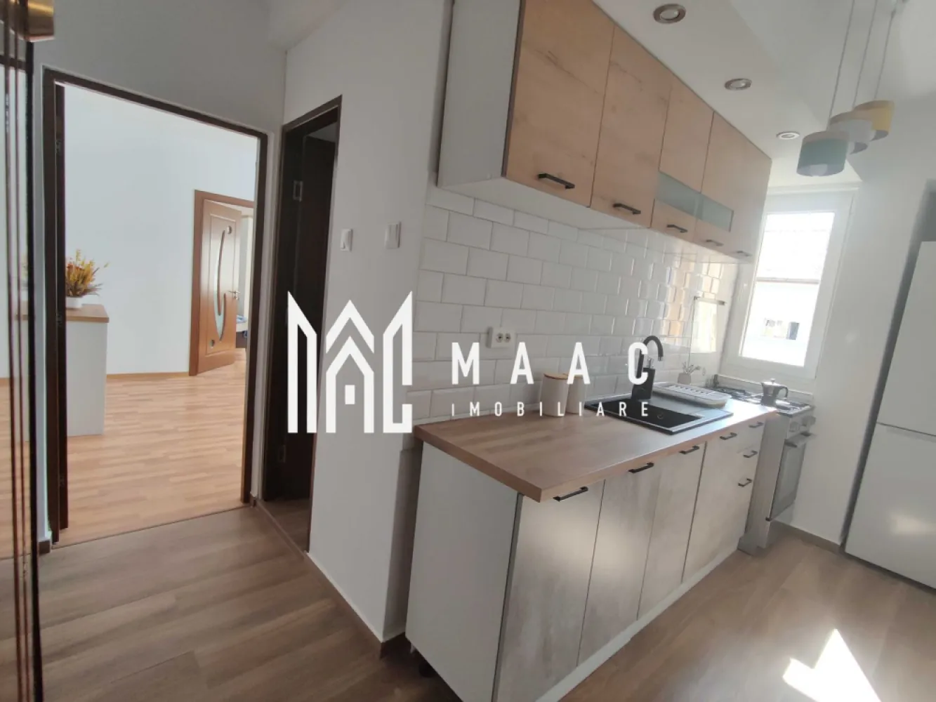Apartament 2 camere | Aleea Buia | Etaj 4/5 | 40 mp | - MAAC Imobiliare vă propune spre închiriere un apartament cu 2 camere, semidecomandat, situat pe Aleea Buia, într-o zonă foarte bună, în spatele bulevardului Mihai Viteazul.

Locuința este amplasată la etajul 4 din 5, are o suprafață utilă de 40 mp și este disponibilă pentru mutare imediată.

Apartamentul se remarcă printr-un ambient plăcut, fiind complet mobilat și utilat, cu pardoseli din lemn și lumină naturală abundentă.

Compartimentare:
Living
Dormitor
Bucătărie
Baie

Pentru mai multe detalii sau programarea unei vizionări, nu ezitați să ne contactați specificand ID: CP3065558