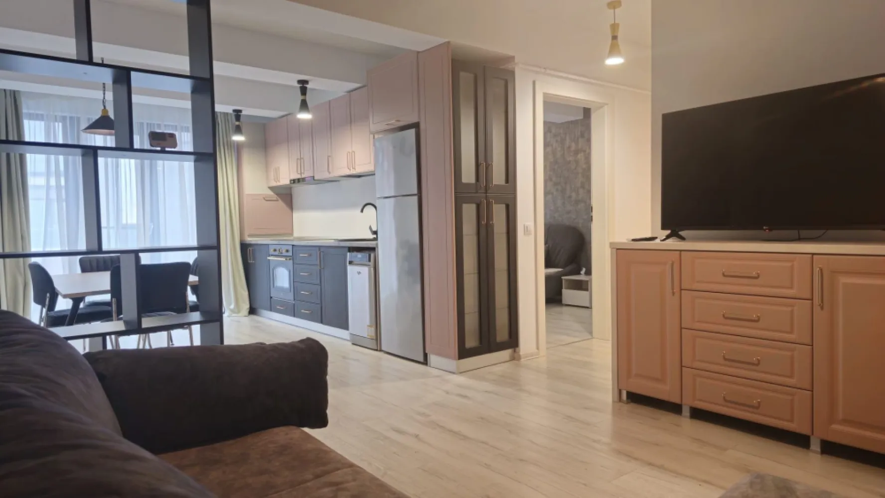 Apartament 2 camere Central Park, etaj 1, finisaje premium - Va propunem spre inchiriere un apartament modern cu 2 camere, situat in complexul rezidential Central Park, un ansamblu exclusivist ce ofera paza permanenta, acces controlat cu bariera si un mediu sigur si bine organizat.
Apartamentul este amplasat la etajul 1, are o suprafata de aproximativ 50 mp si beneficiaza de o compartimentare eficienta, oferind confort si functionalitate.
Locuinta este complet mobilata si utilata si dispune de dotari premium:
incalzire in pardoseala, pentru confort termic optim
masina de spalat rufe si uscator de rufe
hota, frigider
TV Smart
mobilier modern, realizat pe comanda
electrocasnice de ultima generatie
Apartamentul se remarca prin finisaje de calitate, luminozitate si o atmosfera eleganta, fiind ideal pentru persoane care isi doresc confort si siguranta intr-un complex rezidential de top.
Pret chirie: 550 euro/luna
Garantie: 550 euro
Se percepe comisionul agentiei - 70% din prima chirie 
Pentru mai multe detalii si programarea unei vizionari, va rugam sa contactati:
Ene Liliana - 0746 252 252 - MAG Invest