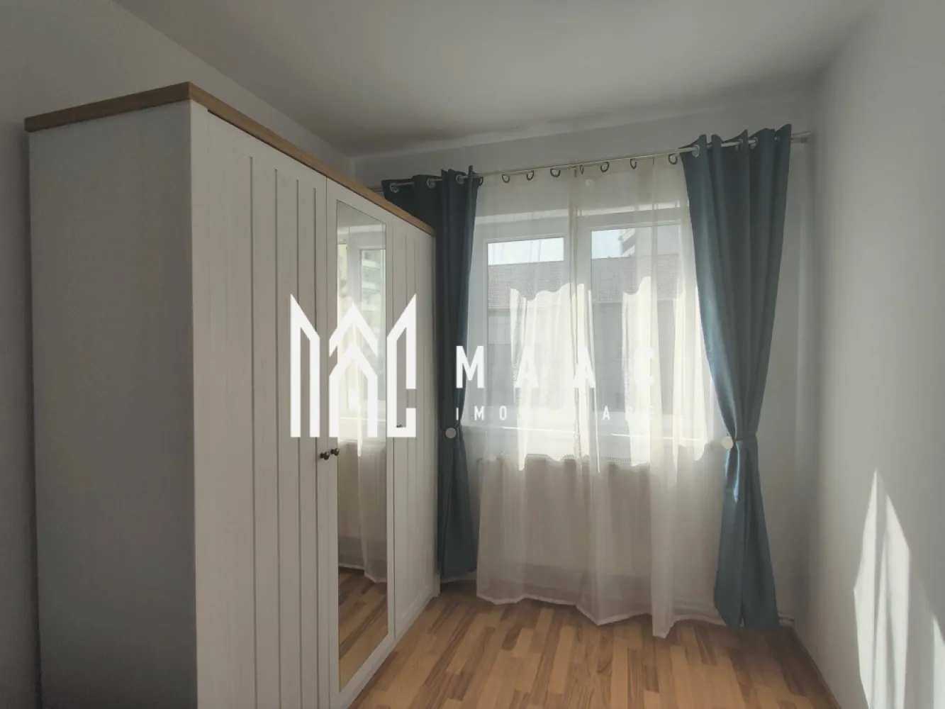 Apartament 2 camere | Aleea Buia | Etaj 4/5 | 40 mp | - MAAC Imobiliare vă propune spre închiriere un apartament cu 2 camere, semidecomandat, situat pe Aleea Buia, într-o zonă foarte bună, în spatele bulevardului Mihai Viteazul.

Locuința este amplasată la etajul 4 din 5, are o suprafață utilă de 40 mp și este disponibilă pentru mutare imediată.

Apartamentul se remarcă printr-un ambient plăcut, fiind complet mobilat și utilat, cu pardoseli din lemn și lumină naturală abundentă.

Compartimentare:
Living
Dormitor
Bucătărie
Baie

Pentru mai multe detalii sau programarea unei vizionări, nu ezitați să ne contactați specificand ID: CP3065558
