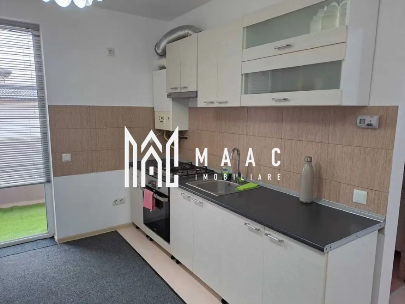 Apartament 2 camere | 43 MPU | Lift | Gusterita - MAAC Imobiliare vă propune spre închiriere / vânzare un apartament cu 2 camere, decomandat, situat în ansamblul rezidențial Green Residence, în cartierul Gușterița, într-un imobil nou, dotat cu lift.

Locuința este amenajată modern și se predă complet mobilată și utilată, fiind ideală pentru mutare imediată.

Compartimentare:
Living cu bucătărie
Dormitor
Baie
Balcon

Dotări:
Plită și cuptor incorporabil
Combină frigorifică
Mașină de spălat rufe
Canapea extensibilă
Pat matrimonial
Dulap generos
Cadă hidromasaj 
Balcon
Loc de parcare inclus
Bloc nou cu lift

Pentru mai multe detalii sau programarea unei vizionări, nu ezitați să ne contactați specificand ID: CP3065252
