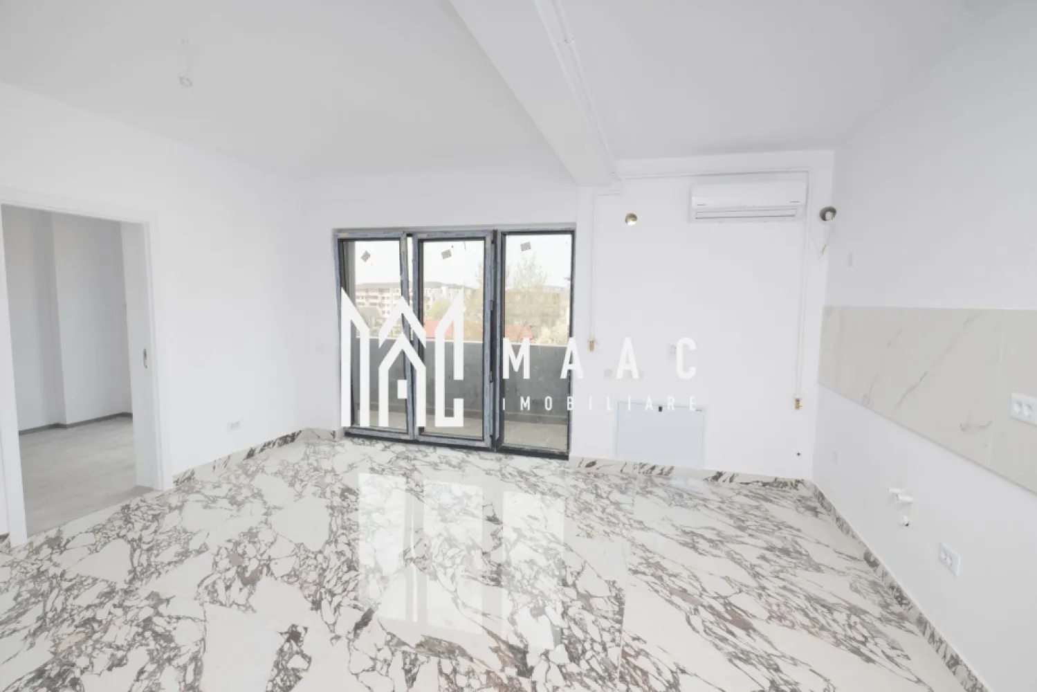 PENTHOUSE STRADA OSTROVENI| ETAJ 3| BLOC INTABULAT - Maac Imobiliare va propune spre vânzare un penthouse modern, situat într-un imobil nou construit în anul 2025, pe strada Ostroveni. Locuința impresionează prin compartimentarea eficientă și finisajele de calitate, fiind ideală pentru cei care își doresc confort și un stil de viață contemporan.

Apartamentul are o suprafață utilă de 80 mp, la care se adaugă o terasă generoasă, perfectă pentru relaxare sau petrecerea timpului liber.

Compartimentarea este practică și bine gândită:

living spațios cu bucătărie open-space
2 dormitoare luminoase
1 baie
terasă amplă de aproximativ 40 mp

Confortul termic este asigurat de centrală termică proprie și sistem de încălzire în pardoseală, oferind eficiență și un ambient plăcut pe tot parcursul anului.

Imobilul se vinde finisat complet, incluzând:

gresie și finisaje moderne
obiecte sanitare
prize și întrerupătoare
uși interioare

Această proprietate reprezintă o alegere excelentă atât pentru locuință personală, cât și pentru investiție.

Pentru mai multe detalii sau programarea unei vizionări, nu ezitați să ne contactați.
