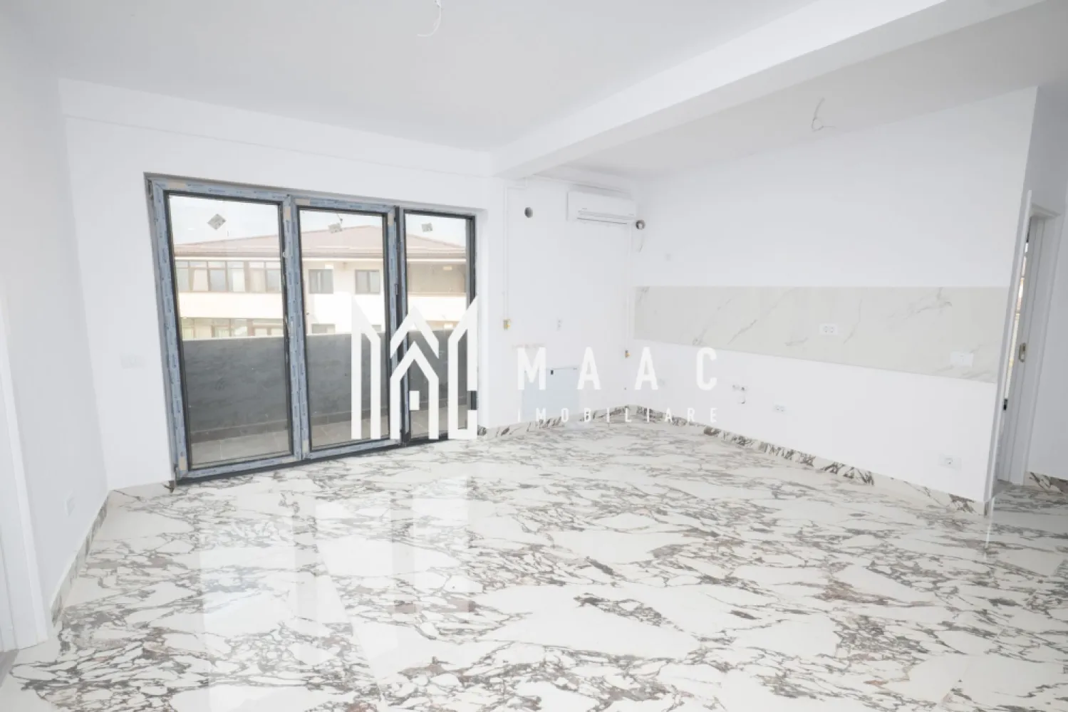 PENTHOUSE STRADA OSTROVENI| ETAJ 3| BLOC INTABULAT - Maac Imobiliare va propune spre vânzare un penthouse modern, situat într-un imobil nou construit în anul 2025, pe strada Ostroveni. Locuința impresionează prin compartimentarea eficientă și finisajele de calitate, fiind ideală pentru cei care își doresc confort și un stil de viață contemporan.

Apartamentul are o suprafață utilă de 80 mp, la care se adaugă o terasă generoasă, perfectă pentru relaxare sau petrecerea timpului liber.

Compartimentarea este practică și bine gândită:

living spațios cu bucătărie open-space
2 dormitoare luminoase
1 baie
terasă amplă de aproximativ 40 mp

Confortul termic este asigurat de centrală termică proprie și sistem de încălzire în pardoseală, oferind eficiență și un ambient plăcut pe tot parcursul anului.

Imobilul se vinde finisat complet, incluzând:

gresie și finisaje moderne
obiecte sanitare
prize și întrerupătoare
uși interioare

Această proprietate reprezintă o alegere excelentă atât pentru locuință personală, cât și pentru investiție.

Pentru mai multe detalii sau programarea unei vizionări, nu ezitați să ne contactați.