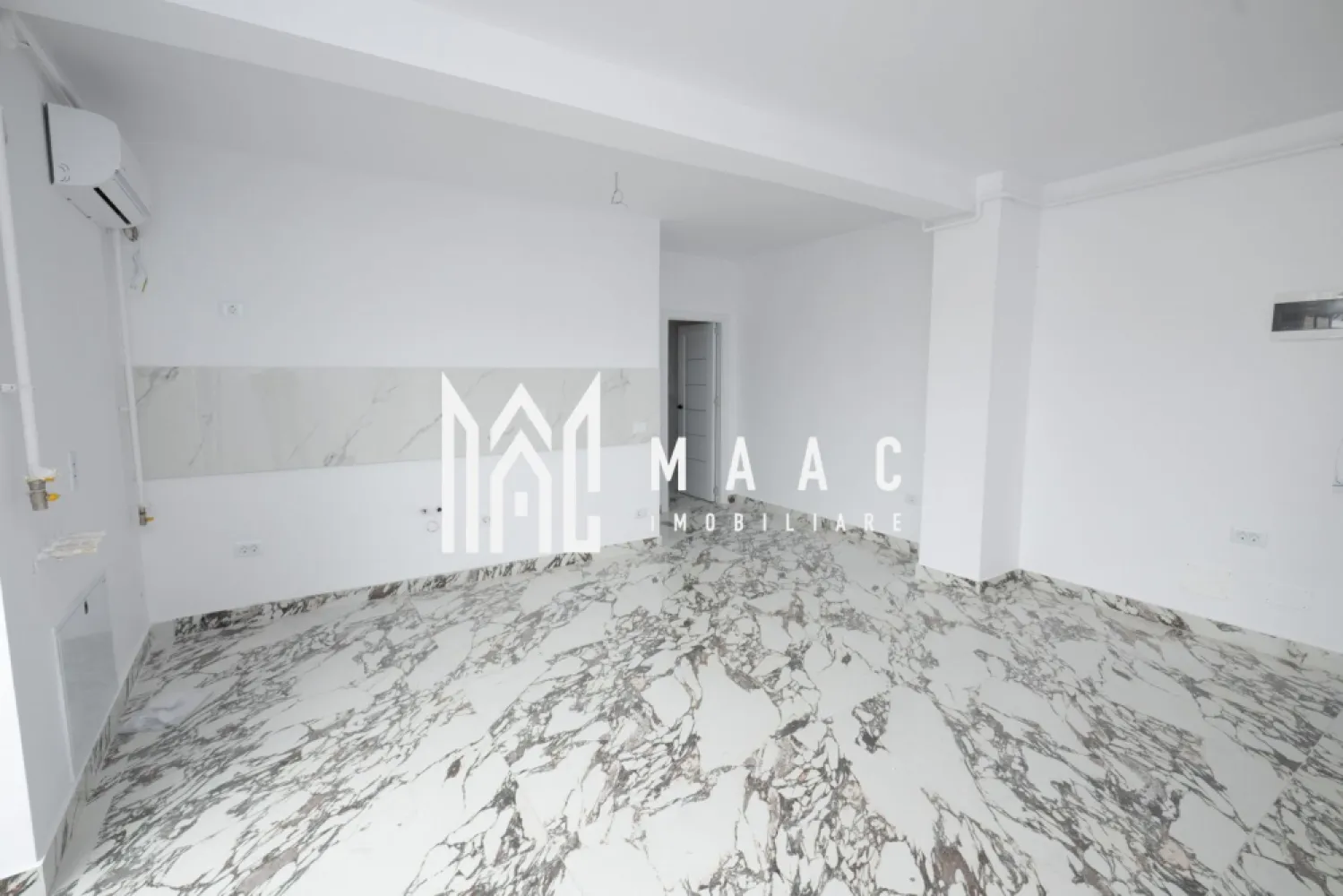 PENTHOUSE STRADA OSTROVENI| ETAJ 3| BLOC INTABULAT - Maac Imobiliare va propune spre vânzare un penthouse modern, situat într-un imobil nou construit în anul 2025, pe strada Ostroveni. Locuința impresionează prin compartimentarea eficientă și finisajele de calitate, fiind ideală pentru cei care își doresc confort și un stil de viață contemporan.

Apartamentul are o suprafață utilă de 80 mp, la care se adaugă o terasă generoasă, perfectă pentru relaxare sau petrecerea timpului liber.

Compartimentarea este practică și bine gândită:

living spațios cu bucătărie open-space
2 dormitoare luminoase
1 baie
terasă amplă de aproximativ 40 mp

Confortul termic este asigurat de centrală termică proprie și sistem de încălzire în pardoseală, oferind eficiență și un ambient plăcut pe tot parcursul anului.

Imobilul se vinde finisat complet, incluzând:

gresie și finisaje moderne
obiecte sanitare
prize și întrerupătoare
uși interioare

Această proprietate reprezintă o alegere excelentă atât pentru locuință personală, cât și pentru investiție.

Pentru mai multe detalii sau programarea unei vizionări, nu ezitați să ne contactați.