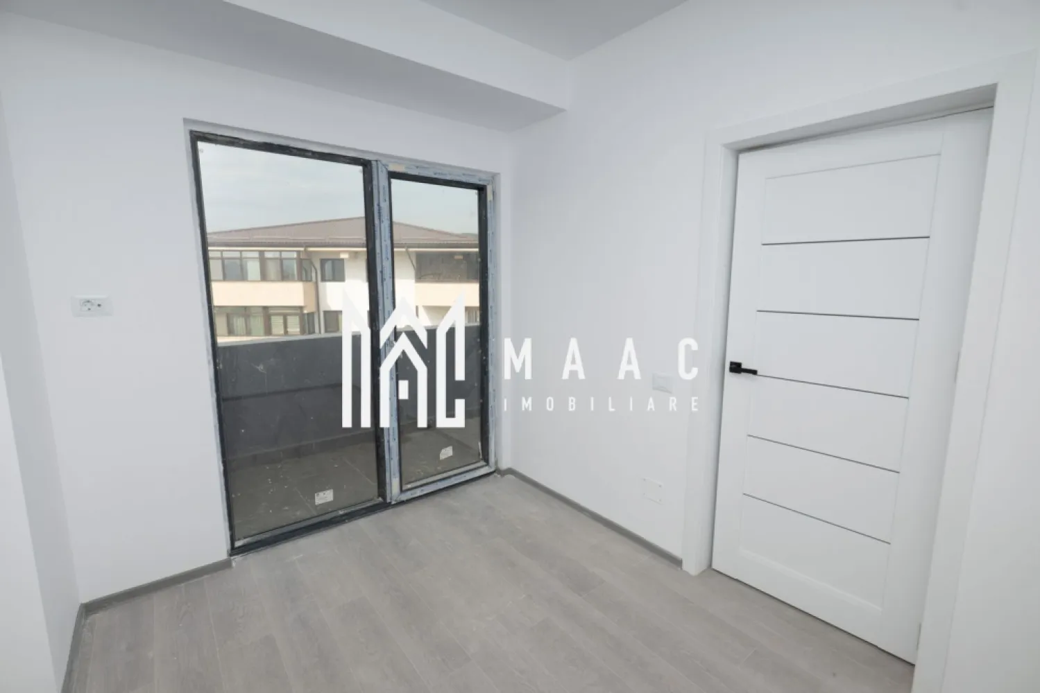 PENTHOUSE STRADA OSTROVENI| ETAJ 3| BLOC INTABULAT - Maac Imobiliare va propune spre vânzare un penthouse modern, situat într-un imobil nou construit în anul 2025, pe strada Ostroveni. Locuința impresionează prin compartimentarea eficientă și finisajele de calitate, fiind ideală pentru cei care își doresc confort și un stil de viață contemporan.

Apartamentul are o suprafață utilă de 80 mp, la care se adaugă o terasă generoasă, perfectă pentru relaxare sau petrecerea timpului liber.

Compartimentarea este practică și bine gândită:

living spațios cu bucătărie open-space
2 dormitoare luminoase
1 baie
terasă amplă de aproximativ 40 mp

Confortul termic este asigurat de centrală termică proprie și sistem de încălzire în pardoseală, oferind eficiență și un ambient plăcut pe tot parcursul anului.

Imobilul se vinde finisat complet, incluzând:

gresie și finisaje moderne
obiecte sanitare
prize și întrerupătoare
uși interioare

Această proprietate reprezintă o alegere excelentă atât pentru locuință personală, cât și pentru investiție.

Pentru mai multe detalii sau programarea unei vizionări, nu ezitați să ne contactați.