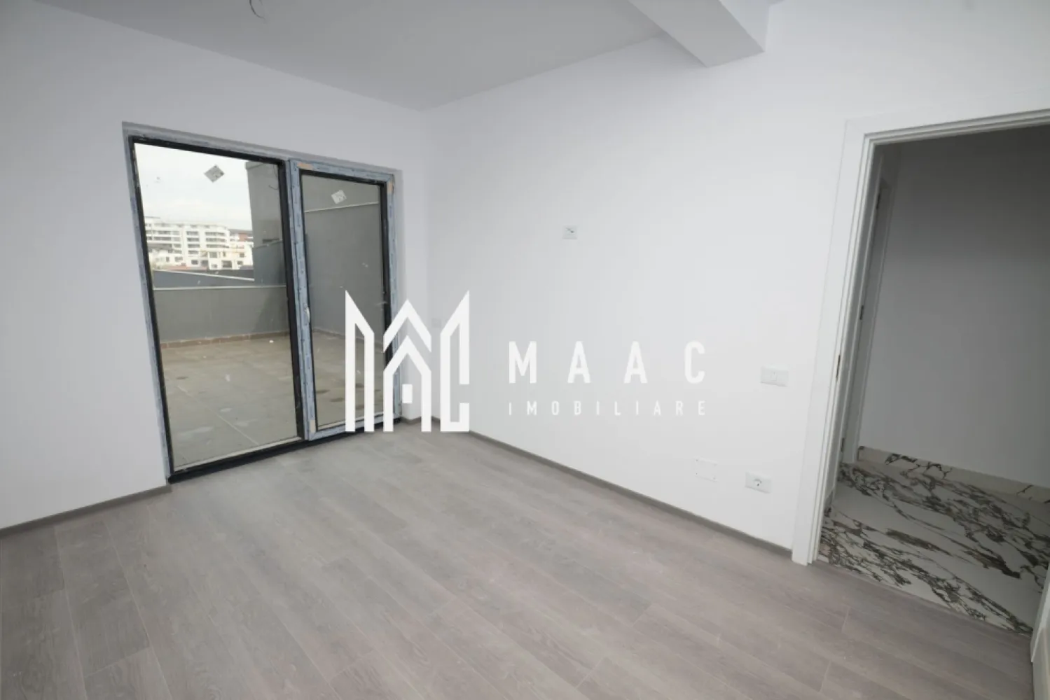 PENTHOUSE STRADA OSTROVENI| ETAJ 3| BLOC INTABULAT - Maac Imobiliare va propune spre vânzare un penthouse modern, situat într-un imobil nou construit în anul 2025, pe strada Ostroveni. Locuința impresionează prin compartimentarea eficientă și finisajele de calitate, fiind ideală pentru cei care își doresc confort și un stil de viață contemporan.

Apartamentul are o suprafață utilă de 80 mp, la care se adaugă o terasă generoasă, perfectă pentru relaxare sau petrecerea timpului liber.

Compartimentarea este practică și bine gândită:

living spațios cu bucătărie open-space
2 dormitoare luminoase
1 baie
terasă amplă de aproximativ 40 mp

Confortul termic este asigurat de centrală termică proprie și sistem de încălzire în pardoseală, oferind eficiență și un ambient plăcut pe tot parcursul anului.

Imobilul se vinde finisat complet, incluzând:

gresie și finisaje moderne
obiecte sanitare
prize și întrerupătoare
uși interioare

Această proprietate reprezintă o alegere excelentă atât pentru locuință personală, cât și pentru investiție.

Pentru mai multe detalii sau programarea unei vizionări, nu ezitați să ne contactați.