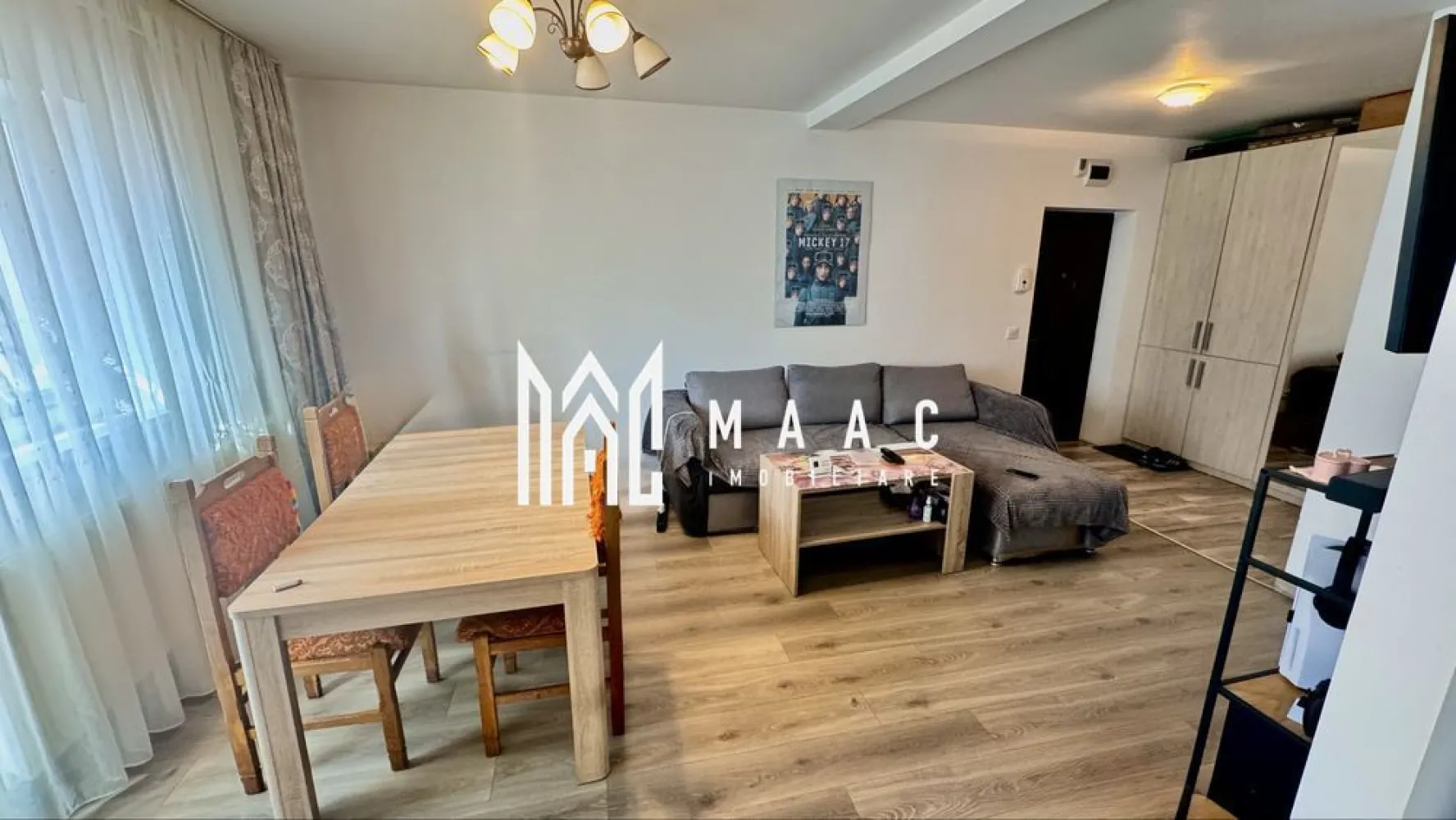 Apartament 3 camere | 60 Mp | Parter| l Cartierul Arhitectilor - Maac Imobiliare vă propune spre vânzare un apartament modern cu 3 camere, situat la parterul unui bloc construit în 2015, în Cartierul Arhitecților. 📐 Suprafață utilă: 60 mp 📍 Compartimentare eficientă: 2 dormitoare spațioase Living open-space cu bucătărie Baie modernă Hol generos Balcon Boxă în pod Loc de parcare propriu, chiar în fața balconului Finisaje și dotări de calitate: Mobilier complet Naturlich (living, dormitoare, canapele) Bucătărie realizată din MDF Parchet laminat de 12 mm, pentru trafic intens Spoturi cu senzori pe hol Centrală termică în condensare Electrocasnice incluse: Mașină de spălat rufe Mașină de spălat vase Televizor LED Frigider Opțiuni flexibile de achiziție: Se poate prelua cu chiriași activi – investiție gata pregătită Sau se poate elibera, ideal pentru locuire personală Zonă liniștită și în dezvoltare, aproape de: Lidl, Kaufland Grădinițe, școli, biserică Transport public Alte magazine și facilități urbane 📞 Contactează-ne pentru detalii sau o vizionare, specificând ID: CP2610925 }}
