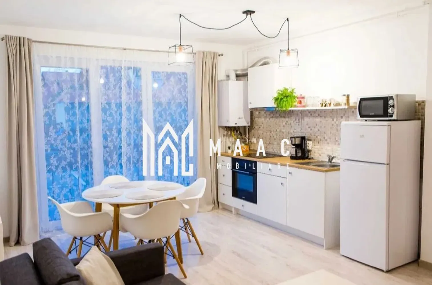 Apartament 2 Camere I Parter I Loc Parcare I City Residence - Se oferă spre închiriere apartament cu 2 camere, situat la parterul unui imobil din ansamblul rezidențial City Residence, una dintre cele mai apreciate zone pentru confort, accesibilitate și proximitate față de facilitățile urbane.

Locuința este complet pregătită pentru mutare imediată, fiind ideală atât pentru persoane singure, cât și pentru cupluri.

Caracteristici:
2 camere
Parter
Complet mobilat și utilat
Compartimentare practică
Apartament bine întreținut
Loc de parcare inclus

Avantaje:
Disponibil imediat
Ansamblu rezidențial modern
Acces rapid către magazine, transport public și zone comerciale
Zonă liniștită și bine cotată

Ideal pentru locuire confortabilă pe termen lung

Un apartament modern, complet echipat și bine amplasat, pregătit pentru mutare imediată.

Pentru informati si vizionari: CP3064208