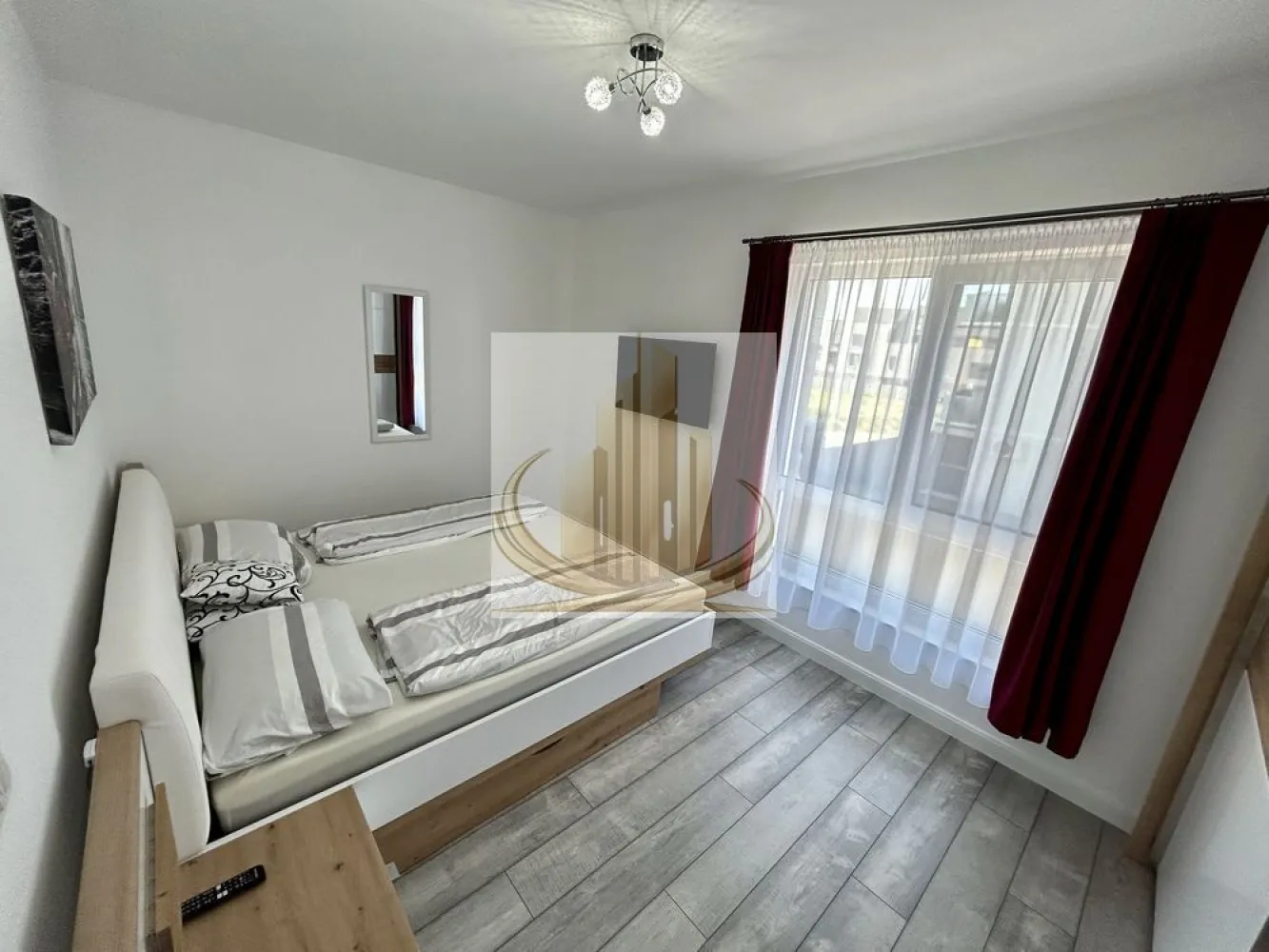 2 Cam, Dumbravita | Bucătărie Închisă | 2 Parcări | IKEA | Investitie - Prand Mobilis Imobiliare vă propune spre vânzare un apartament modern cu 2 camere, situat în Dumbrăvița, zona IKEA, într-un imobil nou (2023), într-o zonă liniștită, dar foarte bine conectată cu orașul.

Proprietatea se remarcă prin compartimentarea eficientă, bucătăria închisă (un mare avantaj) și faptul că este complet mobilată și utilată, gata de mutare.

📐 Detalii proprietate:
Suprafață utilă: 54 mp
Balcon: 6,5 mp
Etaj: 1 din 3
Apartament decomandat
🏡 Compartimentare:
Hol de acces spațios
Living luminos
Bucătărie închisă, complet mobilată și utilată
Dormitor generos
Baie cu cadă
Balcon
🏢 Dotări & beneficii:
Centrală proprie + încălzire în pardoseală
Aer condiționat
Se vinde complet mobilat și utilat
Nu necesită investiții – mutare imediată
2 locuri de parcare incluse în CF
📍 Locație:
Zonă liniștită și verde, ideală pentru locuit
În apropiere: magazine, școli, facilități zilnice
Acces rapid către principalele puncte de interes ale orașului
Conectare facilă către arterele principale
💼 Potrivit pentru:

✔️ Familii, datorită compartimentării și confortului oferit
✔️ Investiție sigură, datorită cererii ridicate de închiriere din zonă
✔️ Ideal atât pentru locuit, cât și pentru generarea unui venit pasiv

🏦 Se acceptă credit bancar

📞 Pentru mai multe informații și programarea unei vizionări, echipa Grand Mobilis Imobiliare vă stă la dispoziție
ID Intern: CP3066373