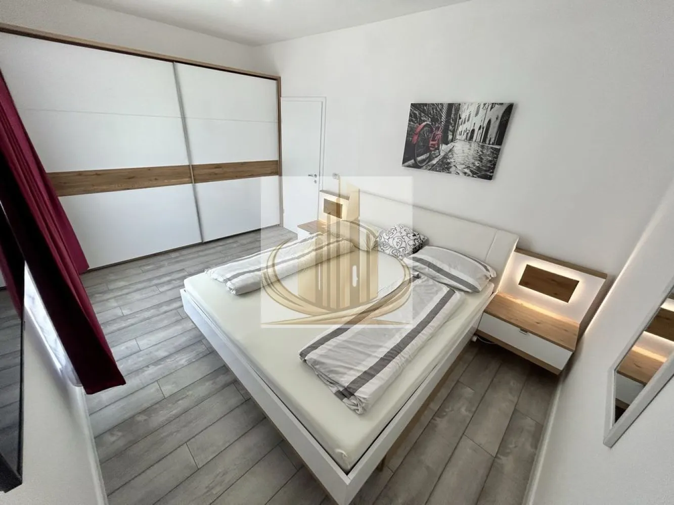 2 Cam, Dumbravita | Bucătărie Închisă | 2 Parcări | IKEA | Investitie - Prand Mobilis Imobiliare vă propune spre vânzare un apartament modern cu 2 camere, situat în Dumbrăvița, zona IKEA, într-un imobil nou (2023), într-o zonă liniștită, dar foarte bine conectată cu orașul.

Proprietatea se remarcă prin compartimentarea eficientă, bucătăria închisă (un mare avantaj) și faptul că este complet mobilată și utilată, gata de mutare.

📐 Detalii proprietate:
Suprafață utilă: 54 mp
Balcon: 6,5 mp
Etaj: 1 din 3
Apartament decomandat
🏡 Compartimentare:
Hol de acces spațios
Living luminos
Bucătărie închisă, complet mobilată și utilată
Dormitor generos
Baie cu cadă
Balcon
🏢 Dotări & beneficii:
Centrală proprie + încălzire în pardoseală
Aer condiționat
Se vinde complet mobilat și utilat
Nu necesită investiții – mutare imediată
2 locuri de parcare incluse în CF
📍 Locație:
Zonă liniștită și verde, ideală pentru locuit
În apropiere: magazine, școli, facilități zilnice
Acces rapid către principalele puncte de interes ale orașului
Conectare facilă către arterele principale
💼 Potrivit pentru:

✔️ Familii, datorită compartimentării și confortului oferit
✔️ Investiție sigură, datorită cererii ridicate de închiriere din zonă
✔️ Ideal atât pentru locuit, cât și pentru generarea unui venit pasiv

🏦 Se acceptă credit bancar

📞 Pentru mai multe informații și programarea unei vizionări, echipa Grand Mobilis Imobiliare vă stă la dispoziție
ID Intern: CP3066373