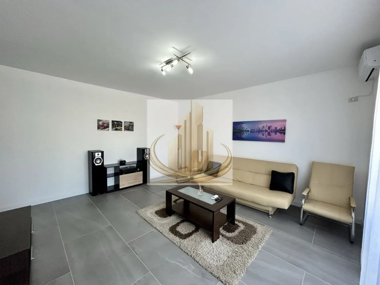 2 Cam, Dumbravita | Bucătărie Închisă | 2 Parcări | IKEA | Investitie - Prand Mobilis Imobiliare vă propune spre vânzare un apartament modern cu 2 camere, situat în Dumbrăvița, zona IKEA, într-un imobil nou (2023), într-o zonă liniștită, dar foarte bine conectată cu orașul.

Proprietatea se remarcă prin compartimentarea eficientă, bucătăria închisă (un mare avantaj) și faptul că este complet mobilată și utilată, gata de mutare.

📐 Detalii proprietate:
Suprafață utilă: 54 mp
Balcon: 6,5 mp
Etaj: 1 din 3
Apartament decomandat
🏡 Compartimentare:
Hol de acces spațios
Living luminos
Bucătărie închisă, complet mobilată și utilată
Dormitor generos
Baie cu cadă
Balcon
🏢 Dotări & beneficii:
Centrală proprie + încălzire în pardoseală
Aer condiționat
Se vinde complet mobilat și utilat
Nu necesită investiții – mutare imediată
2 locuri de parcare incluse în CF
📍 Locație:
Zonă liniștită și verde, ideală pentru locuit
În apropiere: magazine, școli, facilități zilnice
Acces rapid către principalele puncte de interes ale orașului
Conectare facilă către arterele principale
💼 Potrivit pentru:

✔️ Familii, datorită compartimentării și confortului oferit
✔️ Investiție sigură, datorită cererii ridicate de închiriere din zonă
✔️ Ideal atât pentru locuit, cât și pentru generarea unui venit pasiv

🏦 Se acceptă credit bancar

📞 Pentru mai multe informații și programarea unei vizionări, echipa Grand Mobilis Imobiliare vă stă la dispoziție
ID Intern: CP3066373