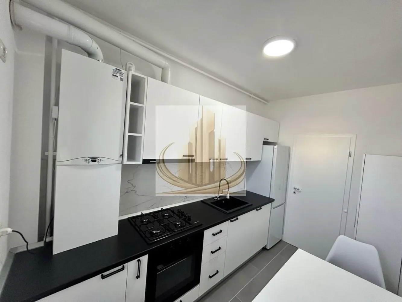 2 Cam, Dumbravita | Bucătărie Închisă | 2 Parcări | IKEA | Investitie - Prand Mobilis Imobiliare vă propune spre vânzare un apartament modern cu 2 camere, situat în Dumbrăvița, zona IKEA, într-un imobil nou (2023), într-o zonă liniștită, dar foarte bine conectată cu orașul.

Proprietatea se remarcă prin compartimentarea eficientă, bucătăria închisă (un mare avantaj) și faptul că este complet mobilată și utilată, gata de mutare.

📐 Detalii proprietate:
Suprafață utilă: 54 mp
Balcon: 6,5 mp
Etaj: 1 din 3
Apartament decomandat
🏡 Compartimentare:
Hol de acces spațios
Living luminos
Bucătărie închisă, complet mobilată și utilată
Dormitor generos
Baie cu cadă
Balcon
🏢 Dotări & beneficii:
Centrală proprie + încălzire în pardoseală
Aer condiționat
Se vinde complet mobilat și utilat
Nu necesită investiții – mutare imediată
2 locuri de parcare incluse în CF
📍 Locație:
Zonă liniștită și verde, ideală pentru locuit
În apropiere: magazine, școli, facilități zilnice
Acces rapid către principalele puncte de interes ale orașului
Conectare facilă către arterele principale
💼 Potrivit pentru:

✔️ Familii, datorită compartimentării și confortului oferit
✔️ Investiție sigură, datorită cererii ridicate de închiriere din zonă
✔️ Ideal atât pentru locuit, cât și pentru generarea unui venit pasiv

🏦 Se acceptă credit bancar

📞 Pentru mai multe informații și programarea unei vizionări, echipa Grand Mobilis Imobiliare vă stă la dispoziție
ID Intern: CP3066373