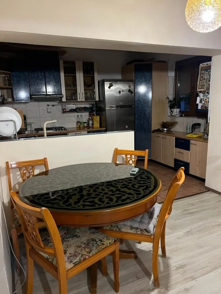 De inchiriat apartament cu 3 camere, str. Anghel Saligny, 450 euro - Se oferă spre închiriere un apartament cu 3 camere, situat la parter, în zona IC Frimu, pe strada Anghel Saligny. Locuința are o suprafață de 82 mp și este compartimentată astfel: două dormitoare, living, hol, bucătărie.
Apartamentul este mobilat și utilat complet, dispune de centrală termică proprie și se prezintă curat, gata pentru mutare.
Disponibil începând cu data de 01.05.2026.
Zona este foarte bună, cu acces facil către puncte de interes precum Biserica Sf. Mina, Școala nr. 12, magazine, piață și alte facilități.
Preț chirie: 450 euro/lună
La semnarea contractului se achită:
- prima lună de chirie
- o garanție (returnabilă) egala cu o chirie
- comisionul agenției.
Ofertă în exclusivitate prin agenția Mag Invest 0746.252.252 Liliana Ene.