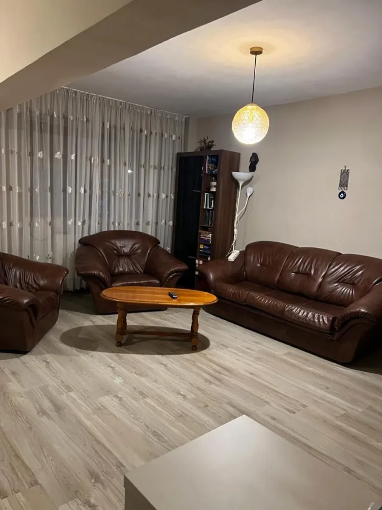 De inchiriat apartament cu 3 camere, str. Anghel Saligny, 450 euro - Se oferă spre închiriere un apartament cu 3 camere, situat la parter, în zona IC Frimu, pe strada Anghel Saligny. Locuința are o suprafață de 82 mp și este compartimentată astfel: două dormitoare, living, hol, bucătărie.
Apartamentul este mobilat și utilat complet, dispune de centrală termică proprie și se prezintă curat, gata pentru mutare.
Disponibil începând cu data de 01.05.2026.
Zona este foarte bună, cu acces facil către puncte de interes precum Biserica Sf. Mina, Școala nr. 12, magazine, piață și alte facilități.
Preț chirie: 450 euro/lună
La semnarea contractului se achită:
- prima lună de chirie
- o garanție (returnabilă) egala cu o chirie
- comisionul agenției.
Ofertă în exclusivitate prin agenția Mag Invest 0746.252.252 Liliana Ene.