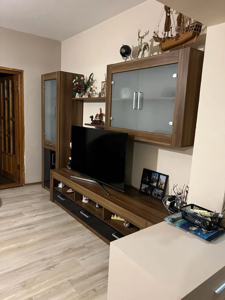 De inchiriat apartament cu 3 camere, str. Anghel Saligny, 450 euro - Se oferă spre închiriere un apartament cu 3 camere, situat la parter, în zona IC Frimu, pe strada Anghel Saligny. Locuința are o suprafață de 82 mp și este compartimentată astfel: două dormitoare, living, hol, bucătărie.
Apartamentul este mobilat și utilat complet, dispune de centrală termică proprie și se prezintă curat, gata pentru mutare.
Disponibil începând cu data de 01.05.2026.
Zona este foarte bună, cu acces facil către puncte de interes precum Biserica Sf. Mina, Școala nr. 12, magazine, piață și alte facilități.
Preț chirie: 450 euro/lună
La semnarea contractului se achită:
- prima lună de chirie
- o garanție (returnabilă) egala cu o chirie
- comisionul agenției.
Ofertă în exclusivitate prin agenția Mag Invest 0746.252.252 Liliana Ene.