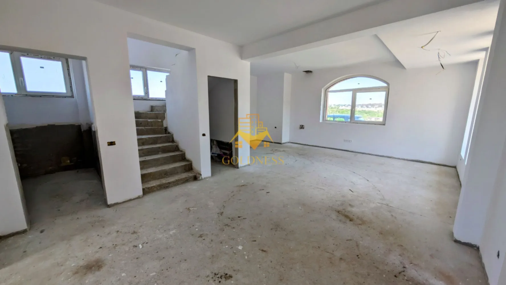 Vila, 4 Camere, Dezmir, Constructie Noua, 450 mp, 4 Bai, 2 Parcari - Vilă Spațioasă cu 4 Camere de Vânzare în Dezmir, Cluj-Napoca
GOLDNESS Imobiliare vă propune spre vânzare o vilă modernă și spațioasă, situată în localitatea Dezmir, la doar câțiva kilometri de Cluj-Napoca. Această proprietate tip P+E (Parter + Etaj) oferă confort și intimitate, fiind ideală pentru o familie.
Construită pe un teren generos de 362 mp, vila are o suprafață totală de 450 mp, din care 150 mp sunt utili, distribuiți eficient. Suprafața construită la sol este de 87 mp.
Locuința este compusă din 4 camere luminoase și 4 băi, asigurând suficient spațiu și confort pentru toți membrii familiei. La parter se regăsește și o cameră tehnică, oferind un spațiu suplimentar pentru depozitare sau echipamente.
Proprietatea beneficiază de o curte proprie de 362 mp, perfectă pentru relaxare în aer liber, activități de familie sau amenajarea unei grădini. De asemenea, sunt disponibile 2 locuri de parcare în cadrul proprietății.
Dezmir oferă avantajele unei vieți liniștite, departe de aglomerația urbană, dar cu acces rapid la facilitățile orașului Cluj-Napoca.
Dacă sunteți interesați de această proprietate și doriți să o vizionați, nu ezitați să ne contactați telefonic sau prin e-mail. Vă stăm la dispoziție!
Pentru intermediere se percepe un comision de 2% din prețul de vânzare!