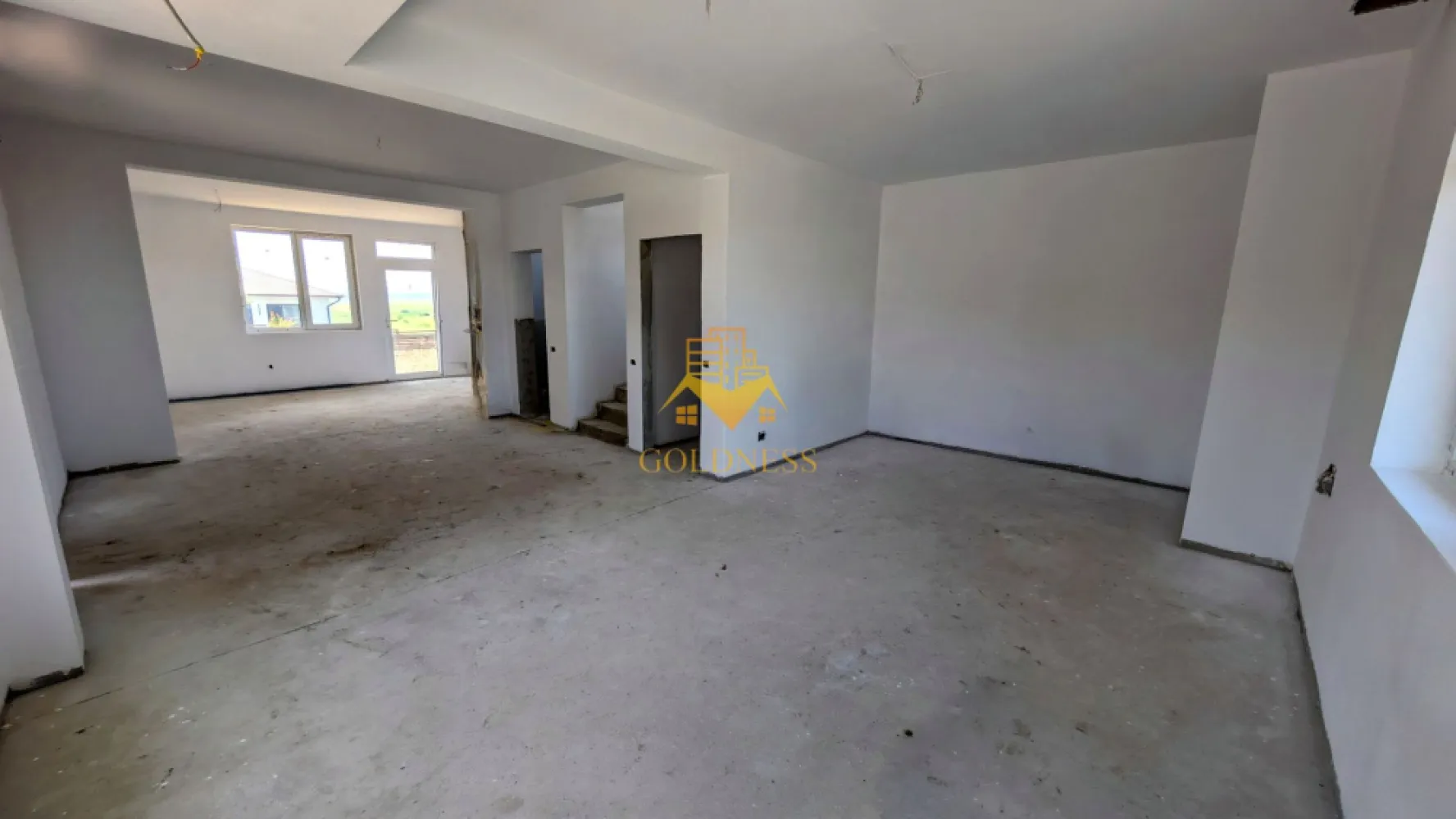 Vila, 4 Camere, Dezmir, Constructie Noua, 450 mp, 4 Bai, 2 Parcari - Vilă Spațioasă cu 4 Camere de Vânzare în Dezmir, Cluj-Napoca
GOLDNESS Imobiliare vă propune spre vânzare o vilă modernă și spațioasă, situată în localitatea Dezmir, la doar câțiva kilometri de Cluj-Napoca. Această proprietate tip P+E (Parter + Etaj) oferă confort și intimitate, fiind ideală pentru o familie.
Construită pe un teren generos de 362 mp, vila are o suprafață totală de 450 mp, din care 150 mp sunt utili, distribuiți eficient. Suprafața construită la sol este de 87 mp.
Locuința este compusă din 4 camere luminoase și 4 băi, asigurând suficient spațiu și confort pentru toți membrii familiei. La parter se regăsește și o cameră tehnică, oferind un spațiu suplimentar pentru depozitare sau echipamente.
Proprietatea beneficiază de o curte proprie de 362 mp, perfectă pentru relaxare în aer liber, activități de familie sau amenajarea unei grădini. De asemenea, sunt disponibile 2 locuri de parcare în cadrul proprietății.
Dezmir oferă avantajele unei vieți liniștite, departe de aglomerația urbană, dar cu acces rapid la facilitățile orașului Cluj-Napoca.
Dacă sunteți interesați de această proprietate și doriți să o vizionați, nu ezitați să ne contactați telefonic sau prin e-mail. Vă stăm la dispoziție!
Pentru intermediere se percepe un comision de 2% din prețul de vânzare!