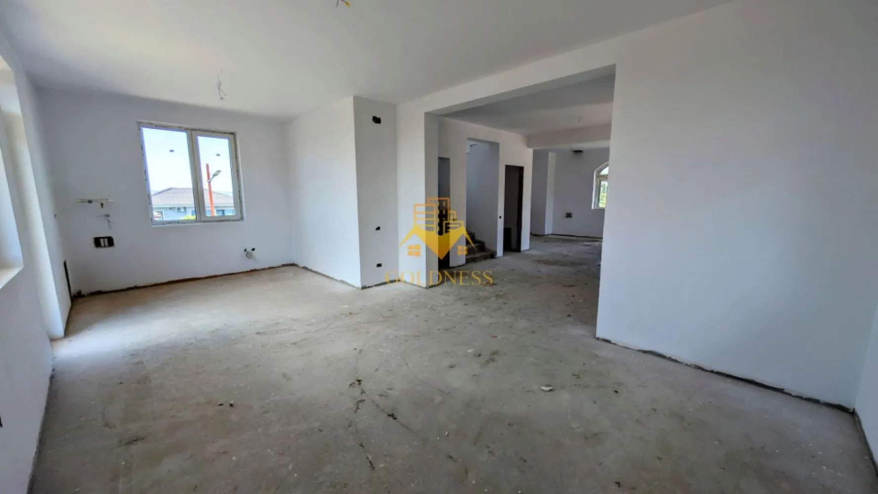Vila, 4 Camere, Dezmir, Constructie Noua, 450 mp, 4 Bai, 2 Parcari - Vilă Spațioasă cu 4 Camere de Vânzare în Dezmir, Cluj-Napoca
GOLDNESS Imobiliare vă propune spre vânzare o vilă modernă și spațioasă, situată în localitatea Dezmir, la doar câțiva kilometri de Cluj-Napoca. Această proprietate tip P+E (Parter + Etaj) oferă confort și intimitate, fiind ideală pentru o familie.
Construită pe un teren generos de 362 mp, vila are o suprafață totală de 450 mp, din care 150 mp sunt utili, distribuiți eficient. Suprafața construită la sol este de 87 mp.
Locuința este compusă din 4 camere luminoase și 4 băi, asigurând suficient spațiu și confort pentru toți membrii familiei. La parter se regăsește și o cameră tehnică, oferind un spațiu suplimentar pentru depozitare sau echipamente.
Proprietatea beneficiază de o curte proprie de 362 mp, perfectă pentru relaxare în aer liber, activități de familie sau amenajarea unei grădini. De asemenea, sunt disponibile 2 locuri de parcare în cadrul proprietății.
Dezmir oferă avantajele unei vieți liniștite, departe de aglomerația urbană, dar cu acces rapid la facilitățile orașului Cluj-Napoca.
Dacă sunteți interesați de această proprietate și doriți să o vizionați, nu ezitați să ne contactați telefonic sau prin e-mail. Vă stăm la dispoziție!
Pentru intermediere se percepe un comision de 2% din prețul de vânzare!