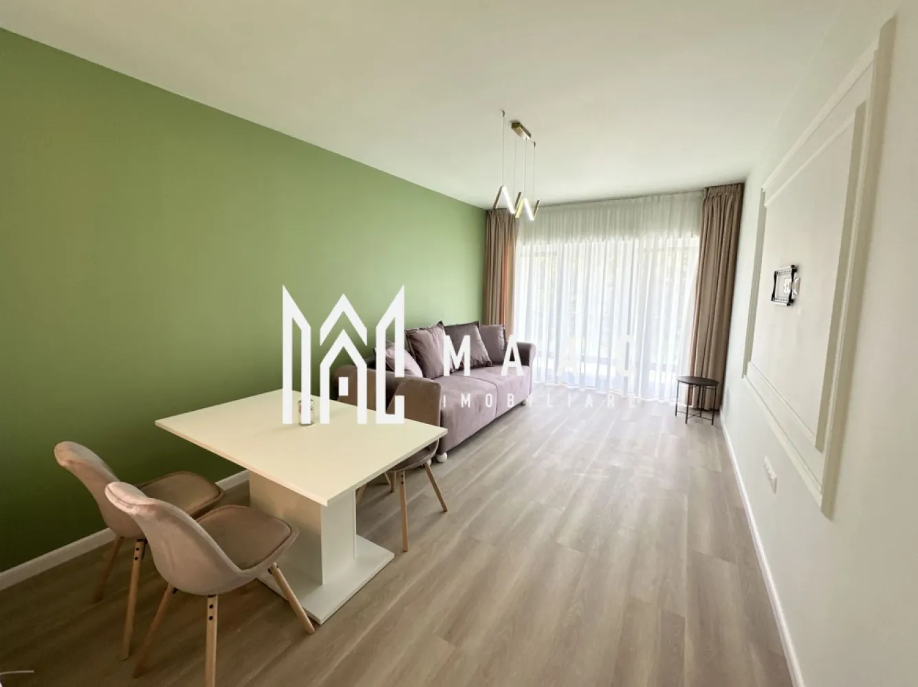 Apartament modern 2 camere I 54 mp I balcon sudic I parcare inclusă I Sibiu - Apartament cu 2 camere, predare la Alb, într-un ansamblu rezidențial cu facilități premium – Sibiu Dacă îți dorești un apartament gata de mutat, într-o zonă bine conectată și într-un cadru aerisit și elegant, această locuință poate fi alegerea potrivită. Detalii esențiale: Suprafață utilă: 53,55 mp Balcon de tip logie de 7,29 mp, orientat spre sud – perfect pentru lumină naturală pe tot parcursul zilei Compartimentare practică, cu zone de depozitare bine integrate Încălzire în pardoseală – confort sporit în orice anotimp Vedere panoramică asupra împrejurimilor Se predă finisat la cheie – materiale moderne, calitate superioară Terasă cu hidroizolație profesională și sistem de drenaj eficient Izolație cu vată bazaltică – eficiență termică ridicată Balconul și casa scării finisate cu granit și balustrade din sticlă securizată Loc de parcare inclus în preț Despre ansamblu: Arhitectură deosebită, cu finisaje din larice siberian și piatră naturală Peste 45% din suprafață dedicată zonelor verzi 4 locuri de joacă pentru copii și teren de fotbal Ocupare redusă a terenului – doar 25% construcție, restul natură și aer curat Poziționare excelentă: Doar 4 minute de Zona Industrială Vest și Metro Aproximativ 15 minute până în centrul istoric al orașului Modalități de plată flexibile – se acceptă atât plata din surse proprii, cât și prin credit ipotecar. 📞 Pentru informații suplimentare, menționează codul ID: CP2610590 la telefon. }}