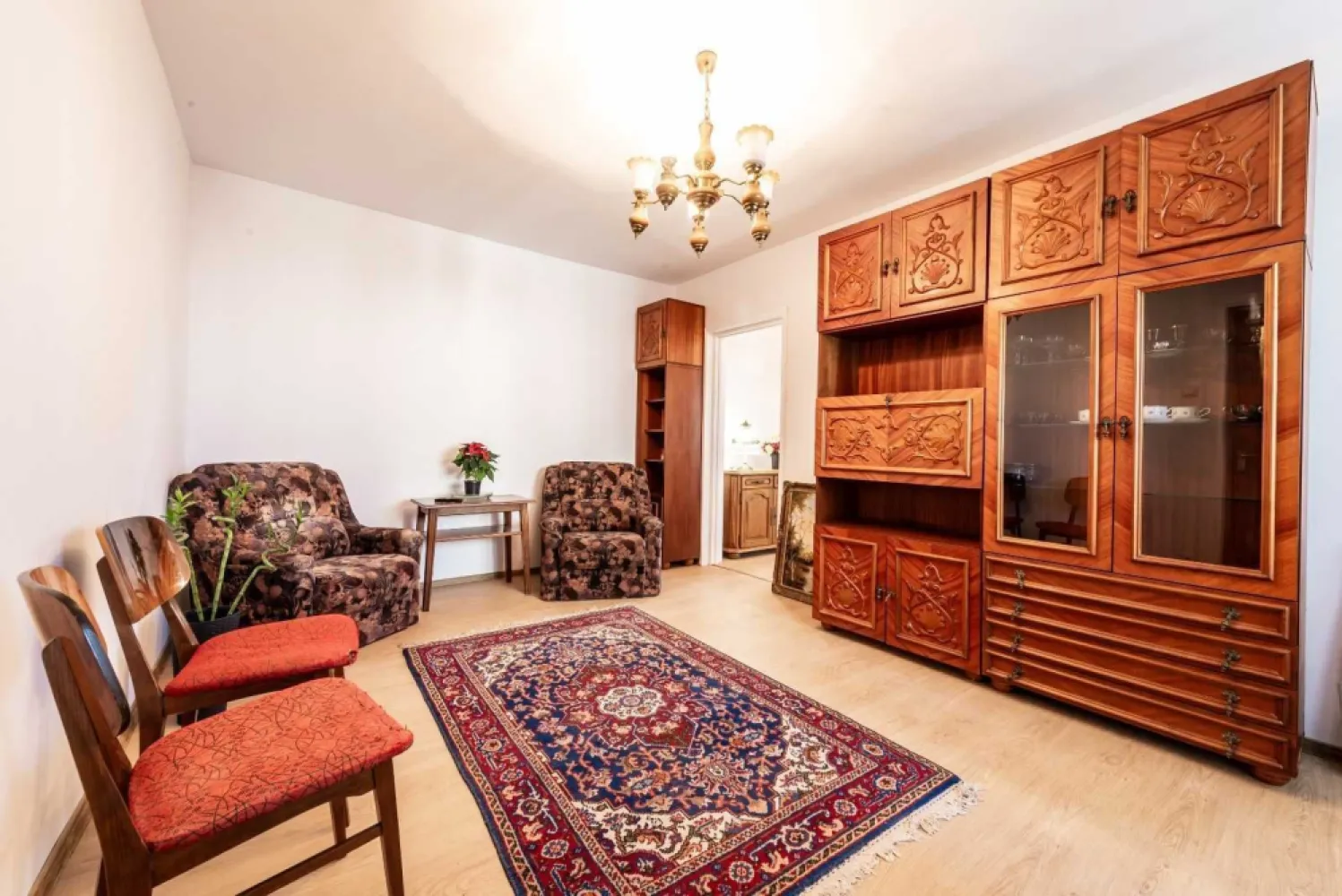 Inchiriez ap 2 camere, semi-decom, renovat, sector 6, 400 Euro/luna - Buna ziua,

Locuiesc din anii ‘70 in Drumul Taberei si de curand am dobandit un apartament de 2 camere semi-decomandat, la etajul 9/10 , cu 48 m2 suprafata utila, intr-o zona foarte buna, intre piata Moghioros si Plaza Romania, cu acces la Metrou, tramvaie 41 si 25, autobuze,, parc și scoli, grădiniță, liceu. Blocul a fost reabilitat termic in aceasta vara, are lumina naturala pe casa scarii, 2 lifturi noi , modernizate, ghena exterioara cu balcon pe fiecare etaj si exista si zona de parcare. Apartamentul a fost renovat /igienizat si mobilat minimalist avand dotari utile ca AC, aragaz, frigider, TV smart, aspirator, masina de spalat. Contract ANAF.