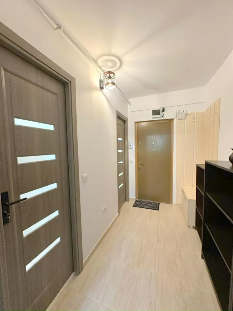 Spațiu premium pentru birou/cabinet de închiriat – Țiglina 1, 300 euro - Îți prezentăm o oportunitate excelentă pentru desfășurarea activității tale într-un spațiu modern și complet pregătit, situat în cartierul Țiglina 1, chiar lângă Palatul de Justiție – o zonă de prestigiu, cu trafic pietonal intens, ideală pentru vizibilitate și acces facil.
Localizare excelentă – la A-uri, zonă de promenadă, ușor de găsit. În imediata apropiere se află colegii și școli cunoscute, ceea ce aduce un flux constant de persoane și oferă un avantaj important pentru activități de birou sau cabinet.
Etaj 2 din 4
Categoria: birou premium
Spațiul este amenajat, mobilat și utilat complet, fiind gata pentru utilizare imediată.
Dotări și beneficii:
- Centrală termică proprie
- Aer condițat
- Tâmplărie PVC cu geam termopan
- Parchet pentru trafic intens
- Branșament individual la apă
- Termoizolație exterioară
- Gresie și faianță de calitate
- Cabină de duș
- Ușă metalică
- Costuri reduse la utilități
Preț: 300 euro/lună (ușor negociabil)
Se închiriază pe termen lung.
Se preferă persoane nefumătoare și fără animale de companie.
La semnarea contractului se achită prima lună de chirie, o garanție (returnabilă) și comisionul agenției.
Ofertă prezentată în exclusivitate de Agenția Mag Invest.
Pentru mai multe detalii și vizionări:
Liliana Ene – consilierul tău în domeniul imobiliar
Telefon: 0746 252 252
Alege un spațiu care îți reflectă profesionalismul!