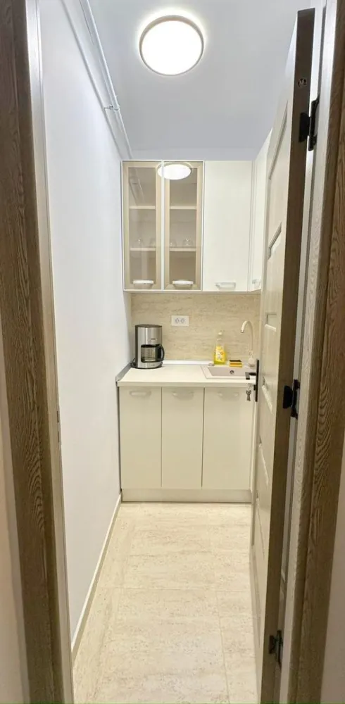 Spațiu premium pentru birou/cabinet de închiriat – Țiglina 1, 300 euro - Îți prezentăm o oportunitate excelentă pentru desfășurarea activității tale într-un spațiu modern și complet pregătit, situat în cartierul Țiglina 1, chiar lângă Palatul de Justiție – o zonă de prestigiu, cu trafic pietonal intens, ideală pentru vizibilitate și acces facil.
Localizare excelentă – la A-uri, zonă de promenadă, ușor de găsit. În imediata apropiere se află colegii și școli cunoscute, ceea ce aduce un flux constant de persoane și oferă un avantaj important pentru activități de birou sau cabinet.
Etaj 2 din 4
Categoria: birou premium
Spațiul este amenajat, mobilat și utilat complet, fiind gata pentru utilizare imediată.
Dotări și beneficii:
- Centrală termică proprie
- Aer condițat
- Tâmplărie PVC cu geam termopan
- Parchet pentru trafic intens
- Branșament individual la apă
- Termoizolație exterioară
- Gresie și faianță de calitate
- Cabină de duș
- Ușă metalică
- Costuri reduse la utilități
Preț: 300 euro/lună (ușor negociabil)
Se închiriază pe termen lung.
Se preferă persoane nefumătoare și fără animale de companie.
La semnarea contractului se achită prima lună de chirie, o garanție (returnabilă) și comisionul agenției.
Ofertă prezentată în exclusivitate de Agenția Mag Invest.
Pentru mai multe detalii și vizionări:
Liliana Ene – consilierul tău în domeniul imobiliar
Telefon: 0746 252 252
Alege un spațiu care îți reflectă profesionalismul!