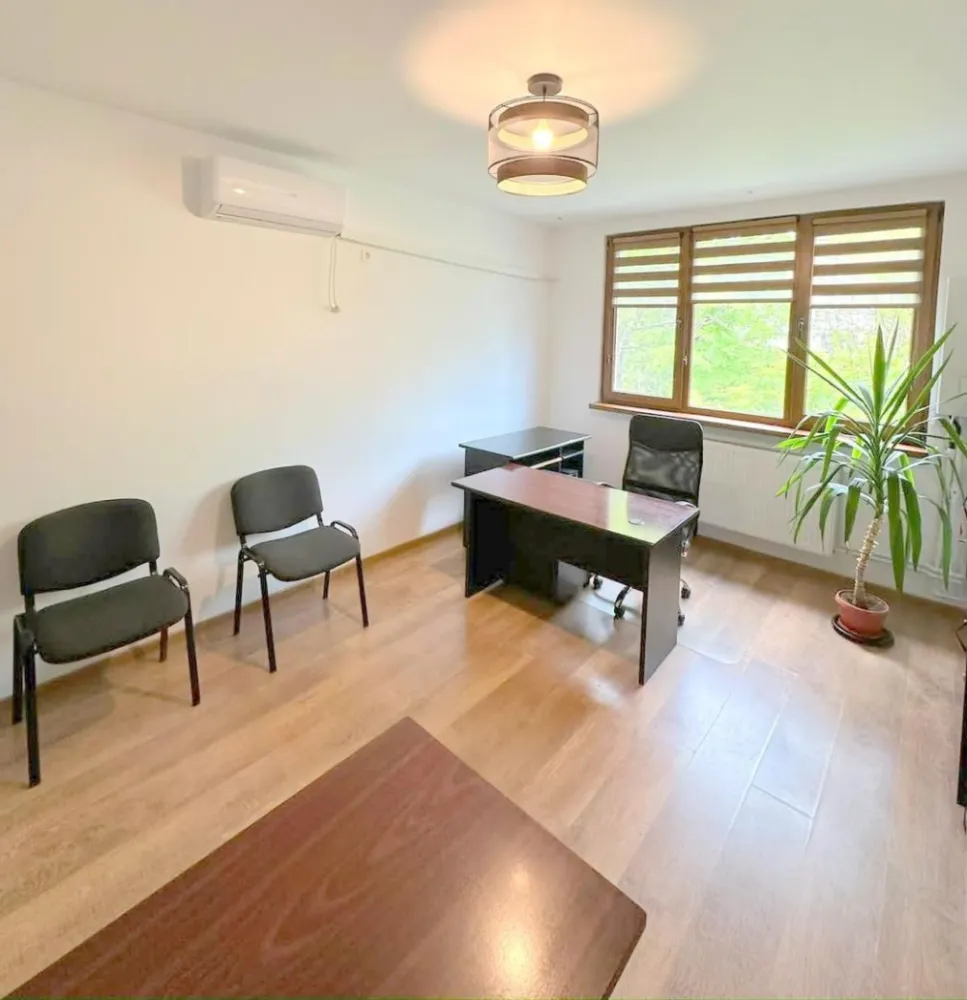 Spațiu premium pentru birou/cabinet de închiriat – Țiglina 1, 300 euro - Îți prezentăm o oportunitate excelentă pentru desfășurarea activității tale într-un spațiu modern și complet pregătit, situat în cartierul Țiglina 1, chiar lângă Palatul de Justiție – o zonă de prestigiu, cu trafic pietonal intens, ideală pentru vizibilitate și acces facil.
Localizare excelentă – la A-uri, zonă de promenadă, ușor de găsit. În imediata apropiere se află colegii și școli cunoscute, ceea ce aduce un flux constant de persoane și oferă un avantaj important pentru activități de birou sau cabinet.
Etaj 2 din 4
Categoria: birou premium
Spațiul este amenajat, mobilat și utilat complet, fiind gata pentru utilizare imediată.
Dotări și beneficii:
- Centrală termică proprie
- Aer condițat
- Tâmplărie PVC cu geam termopan
- Parchet pentru trafic intens
- Branșament individual la apă
- Termoizolație exterioară
- Gresie și faianță de calitate
- Cabină de duș
- Ușă metalică
- Costuri reduse la utilități
Preț: 300 euro/lună (ușor negociabil)
Se închiriază pe termen lung.
Se preferă persoane nefumătoare și fără animale de companie.
La semnarea contractului se achită prima lună de chirie, o garanție (returnabilă) și comisionul agenției.
Ofertă prezentată în exclusivitate de Agenția Mag Invest.
Pentru mai multe detalii și vizionări:
Liliana Ene – consilierul tău în domeniul imobiliar
Telefon: 0746 252 252
Alege un spațiu care îți reflectă profesionalismul!