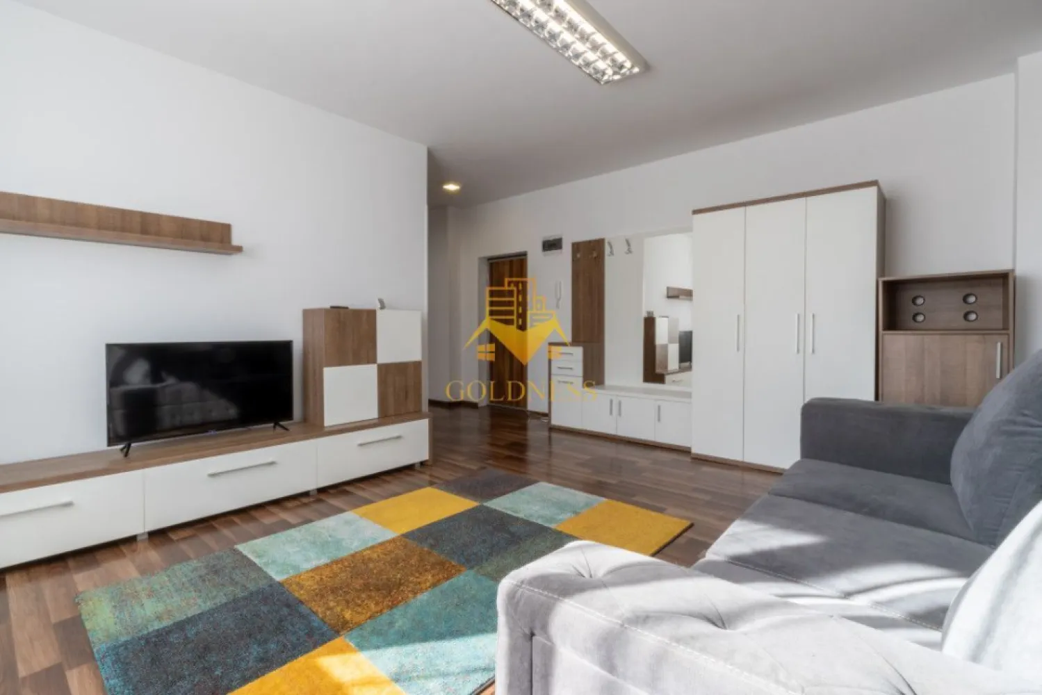 2 camere, modern, bloc nou, garaj, Iris Zona Maramuresului, Oasului - GOLDNESS Imobiliare vă propune spre închiriere un apartament cu 2 camere complet mobilat și utilat, la parter într-un imobil de 4 etaje, în Cartierul Iris.
Se poate inchiria parcare subterana cu 50e plus tva!
Se află în apropierea stațiilor de transport în comun, magazine, restaurante, spații verzi, farmacii, etc. 

Apartamentul este compartimentat astfel:
 - dormitor cu pat matrimonial, dressing, noptiere
 - living cu canapea extensibila, spatiu pentru depozitare, TV
 - bucatarie complet mobilata, utilata, loc de luat masa
 - baie cu cabina de dus, calorifer port prosop și dulap pentru depozitare.

Imobilul este dotat cu toate cele necesare- centrală proprie, frigider, aragaz, hotă, mașină de spălat haine, masina de spalat vase, etc. 

Dacă sunteți interesați de acest apartament și doriți să îl vizionați, dar și pentru alte oferte nu ezitați să ne contactați telefonic sau prin e-mail. Vă stăm la dispoziție!
Pentru intermediere se percepe un comision de 50% din prețul chiriei!