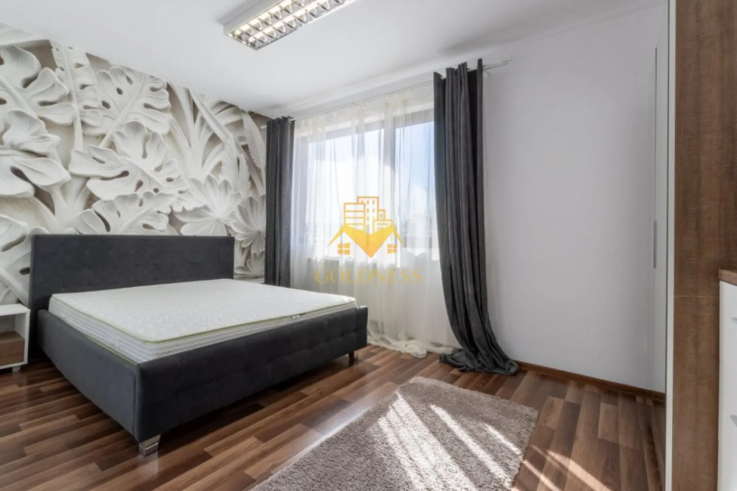 2 camere, modern, bloc nou, garaj, Iris Zona Maramuresului, Oasului - GOLDNESS Imobiliare vă propune spre închiriere un apartament cu 2 camere complet mobilat și utilat, la parter într-un imobil de 4 etaje, în Cartierul Iris.
Se poate inchiria parcare subterana cu 50e plus tva!
Se află în apropierea stațiilor de transport în comun, magazine, restaurante, spații verzi, farmacii, etc. 

Apartamentul este compartimentat astfel:
 - dormitor cu pat matrimonial, dressing, noptiere
 - living cu canapea extensibila, spatiu pentru depozitare, TV
 - bucatarie complet mobilata, utilata, loc de luat masa
 - baie cu cabina de dus, calorifer port prosop și dulap pentru depozitare.

Imobilul este dotat cu toate cele necesare- centrală proprie, frigider, aragaz, hotă, mașină de spălat haine, masina de spalat vase, etc. 

Dacă sunteți interesați de acest apartament și doriți să îl vizionați, dar și pentru alte oferte nu ezitați să ne contactați telefonic sau prin e-mail. Vă stăm la dispoziție!
Pentru intermediere se percepe un comision de 50% din prețul chiriei!