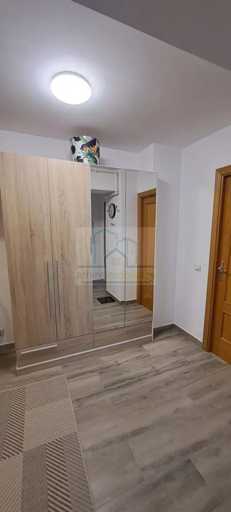 Apartament 2 camere decomandat, Confort Park , Soseaua Vitan Barzesti - Agentia ArhireImobiliare va ofera spre vanzare un apartament cu 2 camere decomandat, situat in zona Vitan Barzesti , intr-un bloc construit in anul 2008 la etajul 5 din 11.
Apartamentul se vinde complet mobilat si utilat exact ca in poze . Apartamentul a fost renovat in totalitate. 
Apartamentul beneficiaza , centrala proprie, ,plita pe gaz, cuptor electric,masina de spalat, frigider cuptor cu microunde, tv smart, aer conditionat
In imediata apropriere avem La Cocos, Brico Depot, Auchan.
Ideal investitie pret inchiriere zona 450-500 Euro 
Disponibil pentru mutare imediata.
Pretul de vanzare este de 105900 Euro Usor Negociabil.
Se accepta plata cu credit
Va asteptam la vizionare