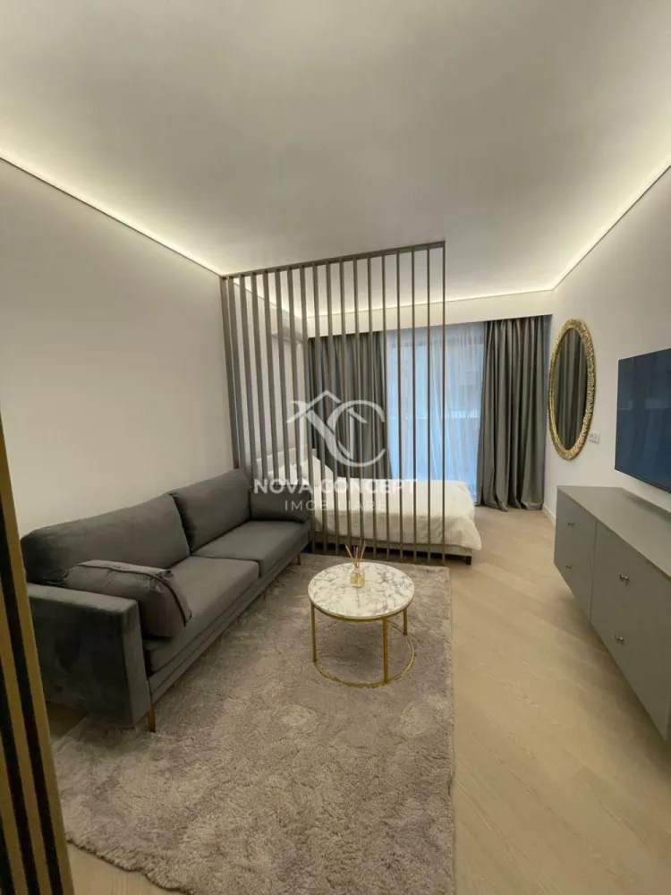 Studio COrtina North Bulevardul Pipera - Ofer spre închiriere studio în complexul Cortina North
Apartamentul este pregătit pentru mutare imediată. 
Dispune de: veselă, pahare, tacâmuri, aspirator, mop, fier și masă de călcat, uscător de rufe etc.

Prețul variază în funcție de modalitatea de plată aleasă:
• 600 Euro/lună (pentru plata integrală pe 1 an)
• 630 Euro/lună (pentru plata la fiecare 6 luni)
• 650 Euro/lună (pentru plata la fiecare 2 luni)

Condiții:
• Contract minim 1 an.
• Garanție: contravaloarea unei luni de chirie.
• Nu se acceptă animale de companie.