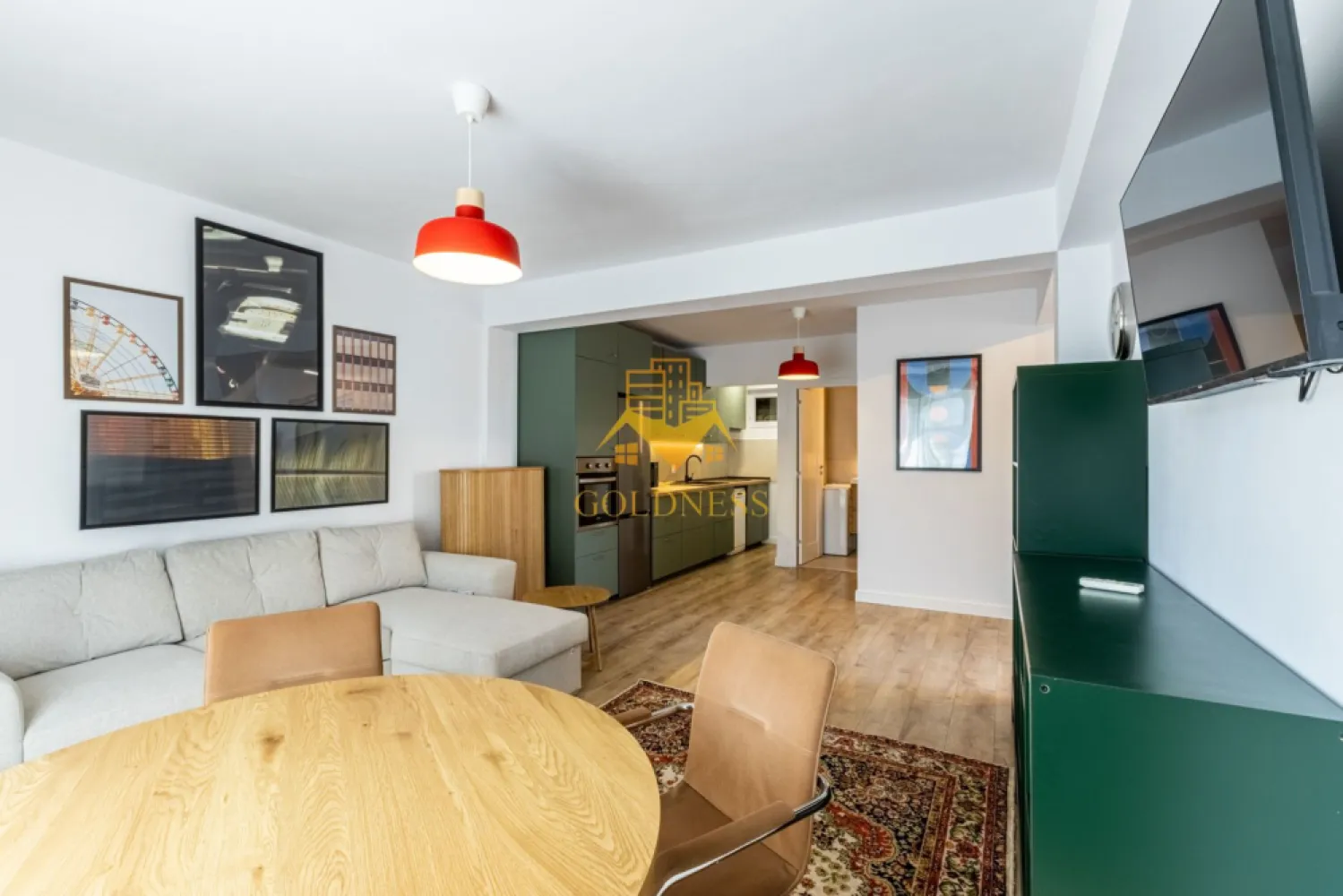 2 camere, modern, bloc nou, Ultracentral Zona Clinicilor, Motilor, UMF - GOLDNESS Imobiliare vă propune spre închiriere un apartament cu 2 camere complet mobilat și utilat, la etajul 2 într-un imobil de 4 etaje, în Zona Ultra Centrala.
Se află în apropierea stațiilor de transport în comun, magazine, restaurante, spații verzi, farmacii, etc. 

Apartamentul este compartimentat astfel:
 - dormitor cu pat matrimonial, dressing, noptiere
 - living cu bucatarie open space complet utilată și mobilată, canapea extensibilă, loc de servit masa 
 - baie cu cabina de dus, calorifer port prosop și dulap pentru depozitare.

Imobilul este dotat cu toate cele necesare- centrală proprie, frigider, aragaz, hotă, mașină de spălat haine, etc. 

Dacă sunteți interesați de acest apartament și doriți să îl vizionați, dar și pentru alte oferte nu ezitați să ne contactați telefonic sau prin e-mail. Vă stăm la dispoziție!

Pentru intermediere se percepe un comision de 50% din prețul chiriei!