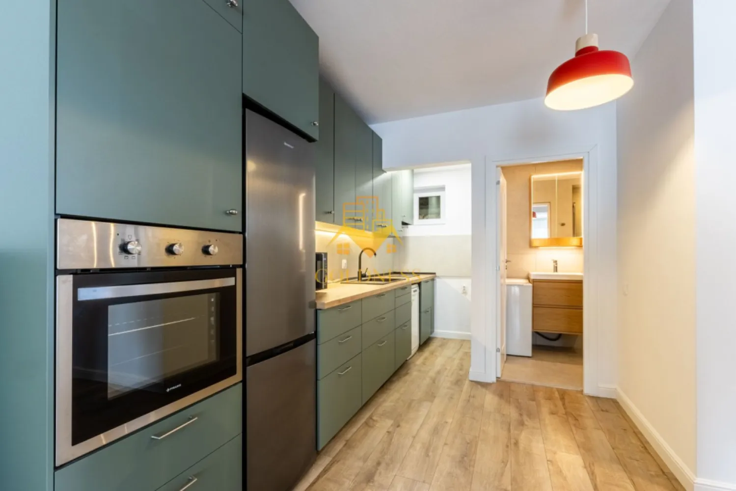 2 camere, modern, bloc nou, Ultracentral Zona Clinicilor, Motilor, UMF - GOLDNESS Imobiliare vă propune spre închiriere un apartament cu 2 camere complet mobilat și utilat, la etajul 2 într-un imobil de 4 etaje, în Zona Ultra Centrala.
Se află în apropierea stațiilor de transport în comun, magazine, restaurante, spații verzi, farmacii, etc. 

Apartamentul este compartimentat astfel:
 - dormitor cu pat matrimonial, dressing, noptiere
 - living cu bucatarie open space complet utilată și mobilată, canapea extensibilă, loc de servit masa 
 - baie cu cabina de dus, calorifer port prosop și dulap pentru depozitare.

Imobilul este dotat cu toate cele necesare- centrală proprie, frigider, aragaz, hotă, mașină de spălat haine, etc. 

Dacă sunteți interesați de acest apartament și doriți să îl vizionați, dar și pentru alte oferte nu ezitați să ne contactați telefonic sau prin e-mail. Vă stăm la dispoziție!

Pentru intermediere se percepe un comision de 50% din prețul chiriei!