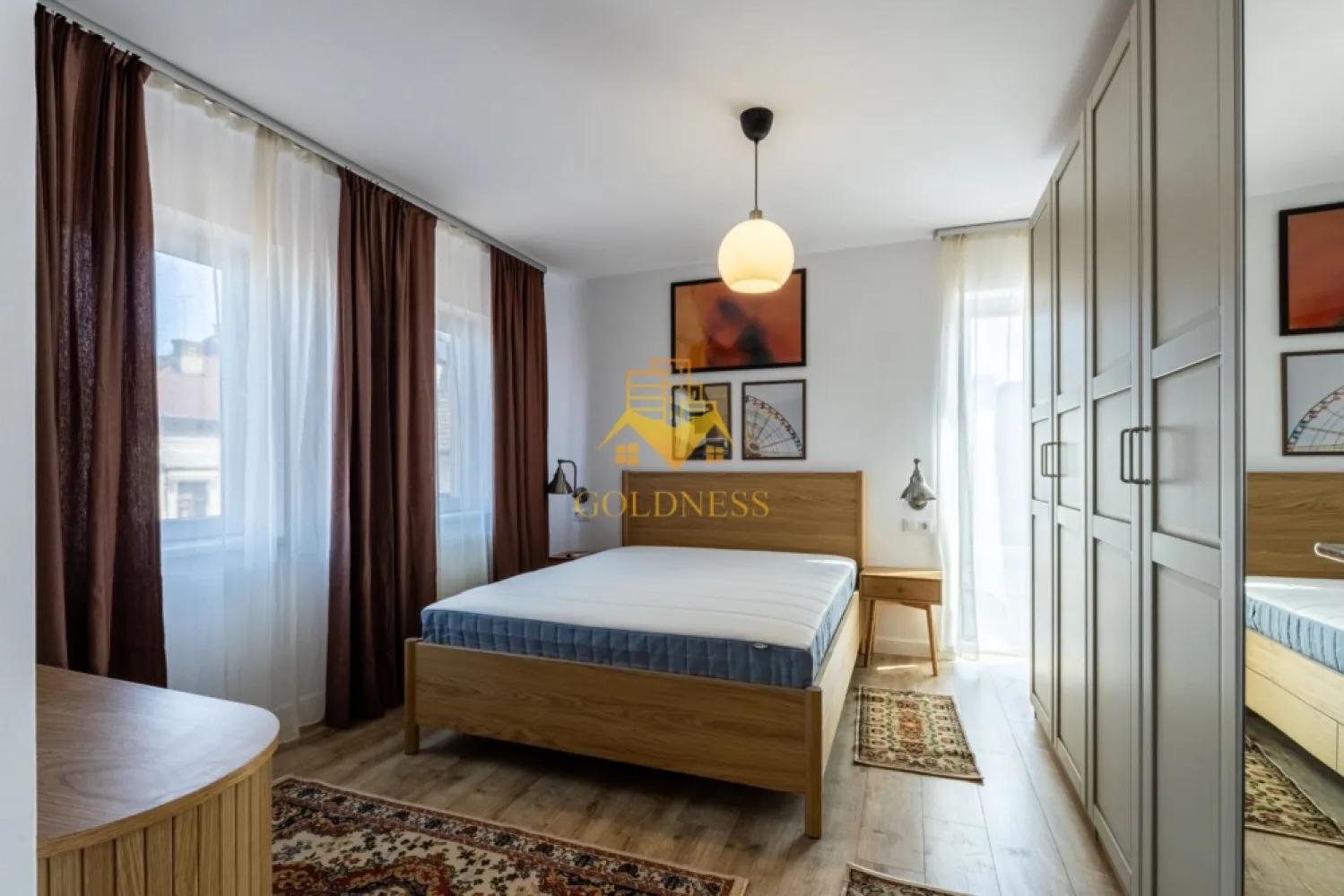 2 camere, modern, bloc nou, Ultracentral Zona Clinicilor, Motilor, UMF - GOLDNESS Imobiliare vă propune spre închiriere un apartament cu 2 camere complet mobilat și utilat, la etajul 2 într-un imobil de 4 etaje, în Zona Ultra Centrala.
Se află în apropierea stațiilor de transport în comun, magazine, restaurante, spații verzi, farmacii, etc. 

Apartamentul este compartimentat astfel:
 - dormitor cu pat matrimonial, dressing, noptiere
 - living cu bucatarie open space complet utilată și mobilată, canapea extensibilă, loc de servit masa 
 - baie cu cabina de dus, calorifer port prosop și dulap pentru depozitare.

Imobilul este dotat cu toate cele necesare- centrală proprie, frigider, aragaz, hotă, mașină de spălat haine, etc. 

Dacă sunteți interesați de acest apartament și doriți să îl vizionați, dar și pentru alte oferte nu ezitați să ne contactați telefonic sau prin e-mail. Vă stăm la dispoziție!

Pentru intermediere se percepe un comision de 50% din prețul chiriei!