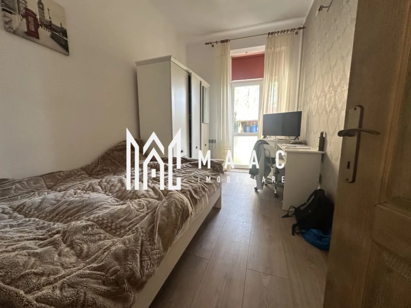 Casă 3 Camere | Renovată | Grădină Proprie | Cisnădie - MAAC Imobiliare vă propune spre vânzare o casă cochetă, complet renovată, situată în zona centrală din Cisnădie, ideală pentru cei care caută liniște, confort și acces facil către toate punctele de interes.

Caracteristici principale
• casă pe un singur nivel, corp individual în curte comună
• suprafață utilă: aprox. 60 mp
• compartimentare practică: living + 2 dormitoare
• acces direct din stradă

Compartimentare și dotări
• living spațios și luminos
• 2 dormitoare mobilate
• bucătărie complet utilată
• baie modernă cu duș walk-in
• cămară pentru depozitare
• se vinde complet mobilată și utilată

Avantaje și facilități
• pivniță
• grădină proprie de aproximativ 300 mp
• zonă verde amenajată cu gazon
• magazie pentru unelte
• spațiu pentru grătar și grădinărit
• loc de parcare în curtea comună (3 vecini)

Localizare și beneficii
• amplasată în zona centrală din Cisnădie
• zonă liniștită și accesibilă
• stație de autobuz chiar în fața proprietății
• aproape de magazine, școli și alte facilități

Beneficii
• ideală pentru familie sau cuplu
• locuință gata de mutare
• combinație perfectă între casă și spațiu verde

Pentru mai multe detalii sau programarea unei vizionări, vă rugăm să ne contactați și să menționați ID-ul proprietății: [introduceți ID-ul aici].