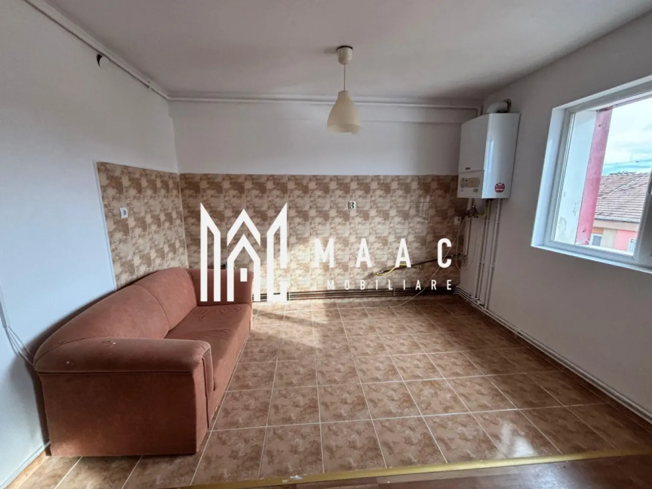 Apartament 2 camere | 50 MPU | Etaj 5 | Mansarda | Intabulata | Strand - MAAC Imobiliare vă propune spre vânzare un apartament tip mansardă, situat în cartierul Ștrand I, pe strada Bârsei, într-o zonă apreciată pentru liniște, accesibilitate și proximitatea față de facilitățile urbane.

Apartamentul este călduros, luminos și bine compartimentat, fiind potrivit atât pentru locuire proprie, cât și pentru investiție.

Detalii proprietate:
-Tip: apartament mansardă
-Compartimentare: semidecomandată
-An construcție: 2008
-Scară interioară

Compartimentare:
-Living
-Bucătărie
-Dormitor
-Baie
-Scară interioară

Finisaje și dotări interioare:
-Ușă de intrare metalică
-Uși interioare din lemn
-Tâmplărie PVC
-Fereastră tip Velux
-Gresie și faianță
-Parchet melaminat

Avantaje zonă – Ștrand I:
-Cartier liniștit și bine cotat
-Aproape de magazine, școli, spații verzi
-Acces facil la mijloace de transport în comun

Pentru mai multe detalii sau pentru programarea unei vizionări, vă rugăm să menționați telefonic că ați văzut anunțul cu numărul de CP: CP2886711.