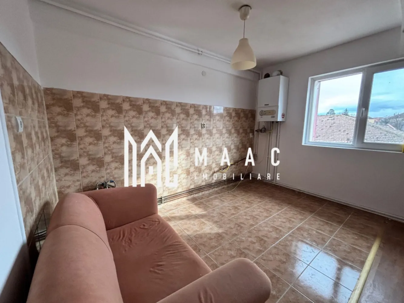Apartament 2 camere | 50 MPU | Etaj 5 | Mansarda | Intabulata | Strand - MAAC Imobiliare vă propune spre vânzare un apartament tip mansardă, situat în cartierul Ștrand I, pe strada Bârsei, într-o zonă apreciată pentru liniște, accesibilitate și proximitatea față de facilitățile urbane.

Apartamentul este călduros, luminos și bine compartimentat, fiind potrivit atât pentru locuire proprie, cât și pentru investiție.

Detalii proprietate:
-Tip: apartament mansardă
-Compartimentare: semidecomandată
-An construcție: 2008
-Scară interioară

Compartimentare:
-Living
-Bucătărie
-Dormitor
-Baie
-Scară interioară

Finisaje și dotări interioare:
-Ușă de intrare metalică
-Uși interioare din lemn
-Tâmplărie PVC
-Fereastră tip Velux
-Gresie și faianță
-Parchet melaminat

Avantaje zonă – Ștrand I:
-Cartier liniștit și bine cotat
-Aproape de magazine, școli, spații verzi
-Acces facil la mijloace de transport în comun

Pentru mai multe detalii sau pentru programarea unei vizionări, vă rugăm să menționați telefonic că ați văzut anunțul cu numărul de CP: CP2886711.