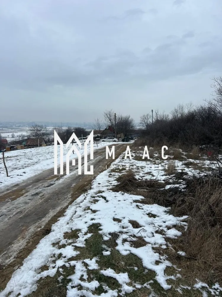 Teren 8.600 mp | Vedere panoramică| Bungard - MAAC Imobiliare propune spre vânzare un teren de 8.600 mp, situat in Bungard.

Detalii teren:
Suprafață: 8.600 mp
Terenul este împărțit în doua parcele, având:
- prima parcela de 3.800 mp.
- a doua parcela de 4.800 mp.
- CF individual pentru fiecare parcelă, înregistrate în Eterra.
Teren extravilan, momentan.
Utilitatile: curentul si canalizarea se afla pe teren iar gazul la 100 m de teren.
Tip teren: Extravilan, parcelabil. Formă regulată, ușor de valorificat.
Suprafața permite viitorului proprietar să-și organizeze spațiul eficient, în funcție de nevoile proprii.
Fie că se urmărește construcția unor hale, pregătirea unui depozit, amenajarea unei baze logistice sau utilizări specifice mediului extravilan, terenul oferă flexibilitate și potențial.

Avantaje:
Ideal pentru construcția unei cabane sau casă de vacanță.
Aproape de principalele atracții turistice din zonă.
Zonă liniștită, cu peisaje pitorești.

Pentru mai multe detalii spacificati telefonic ID: CP2885894.