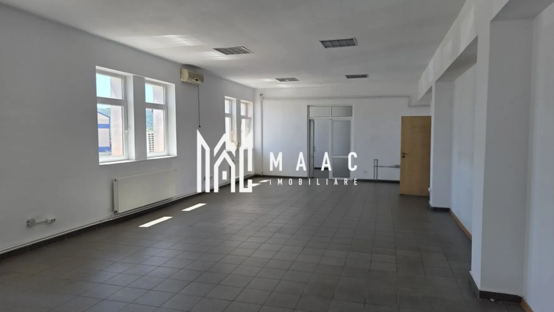 Black Friday Spațiu comercial | VAD | Expunere | Mediaș - 🔥 BLACK FRIDAY - Profită de cea mai bună perioadă din an pentru a deveni proprietar! Reducere de 140 euro - Pret vechi - 1.400 euro/lună Pret promotional - 1.260 euro/ lună Se oferă spre închiriere sau vânzare un spațiu de birouri cu o suprafață totală de 280,1 mp, situat la etajul 1 al unei clădiri complet renovate, cu acces individual din stradă prin casa scării comună. Compartimentare eficientă: Open space generos: 111,28 mp 3 birouri nedecomandate( putem facilita accesul din open- space) 19,89 mp, 32,15 mp, 21,25 mp Birou decomandat: 17,63 mp Hol de acces: 14,68 mp Spații utilitare: acces către grupuri sanitare (8,11 mp), 2 grupuri sanitare (6,11 mp) Caracteristici tehnice și dotări: Spațiu foarte luminos Clădire renovată integral, cu izolație exterioară Centrală termică proprie Pardoseală din gresie Posibilitate de racordare la internet, telefonie și climatizare Sistem de climatizare Acces facil și vizibilitate din stradă Localizare: În apropiere de sediile Romgaz și Transgaz Mediaș Parcare publică disponibilă în zonă Restaurante și alte facilități la câteva minute de mers Stație de autobuz la doar 3 minute de mers pe jos Proprietatea este ideală pentru firme ce caută spațiu de lucru funcțional într-o zonă strategică din Mediaș, cu acces rapid la instituții, transport public și servicii. Spațiile versatile de acest tip sunt rare în zonă — profitați acum de oportunitate. Pentru detalii suplimentare sau o vizionare, nu ezitați să ne contactați, specificând ID CP2610231. }}