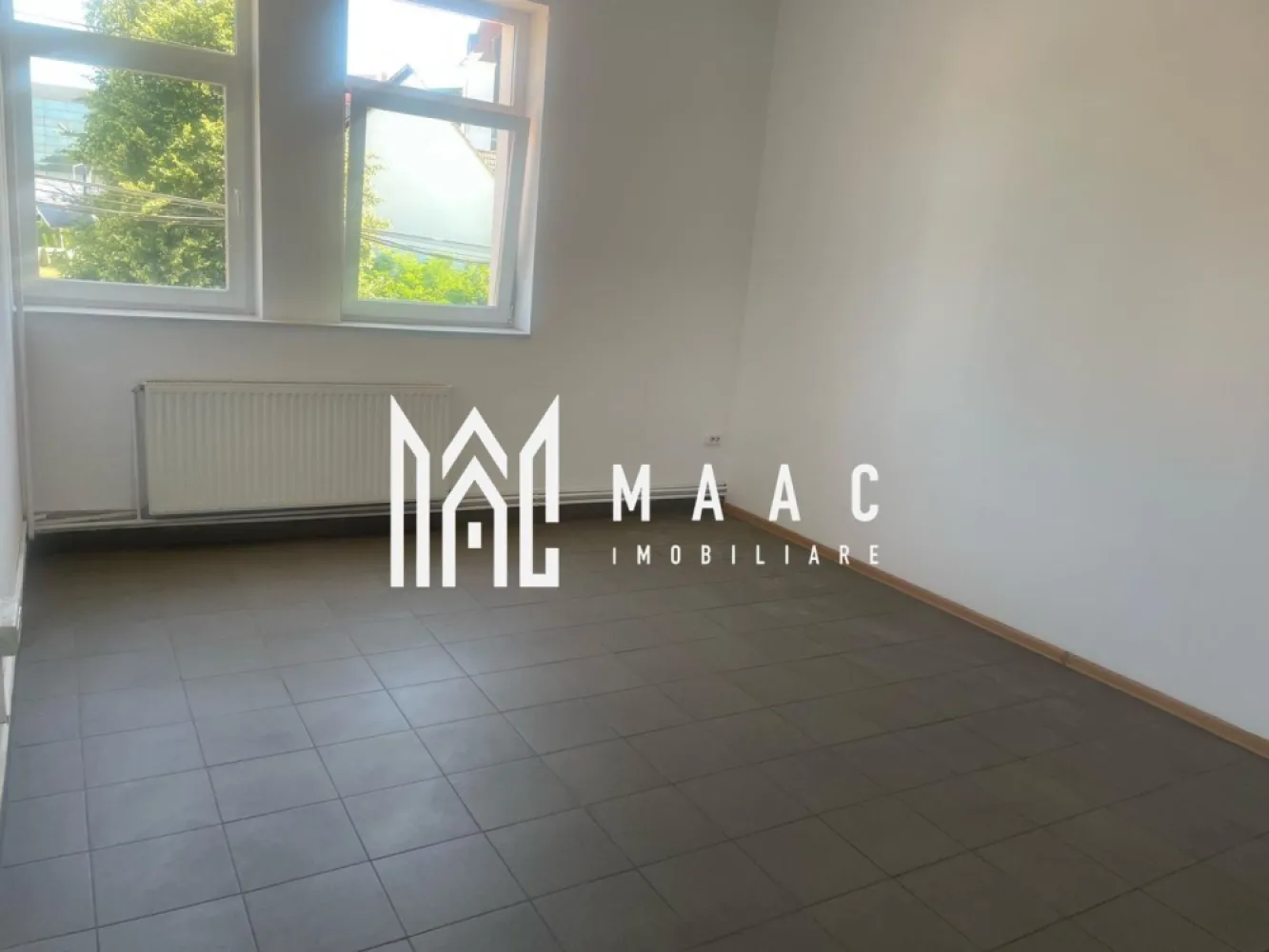 Black Friday Spațiu comercial | VAD | Expunere | Mediaș - 🔥 BLACK FRIDAY - Profită de cea mai bună perioadă din an pentru a deveni proprietar! Reducere de 140 euro - Pret vechi - 1.400 euro/lună Pret promotional - 1.260 euro/ lună Se oferă spre închiriere sau vânzare un spațiu de birouri cu o suprafață totală de 280,1 mp, situat la etajul 1 al unei clădiri complet renovate, cu acces individual din stradă prin casa scării comună. Compartimentare eficientă: Open space generos: 111,28 mp 3 birouri nedecomandate( putem facilita accesul din open- space) 19,89 mp, 32,15 mp, 21,25 mp Birou decomandat: 17,63 mp Hol de acces: 14,68 mp Spații utilitare: acces către grupuri sanitare (8,11 mp), 2 grupuri sanitare (6,11 mp) Caracteristici tehnice și dotări: Spațiu foarte luminos Clădire renovată integral, cu izolație exterioară Centrală termică proprie Pardoseală din gresie Posibilitate de racordare la internet, telefonie și climatizare Sistem de climatizare Acces facil și vizibilitate din stradă Localizare: În apropiere de sediile Romgaz și Transgaz Mediaș Parcare publică disponibilă în zonă Restaurante și alte facilități la câteva minute de mers Stație de autobuz la doar 3 minute de mers pe jos Proprietatea este ideală pentru firme ce caută spațiu de lucru funcțional într-o zonă strategică din Mediaș, cu acces rapid la instituții, transport public și servicii. Spațiile versatile de acest tip sunt rare în zonă — profitați acum de oportunitate. Pentru detalii suplimentare sau o vizionare, nu ezitați să ne contactați, specificând ID CP2610231. }}