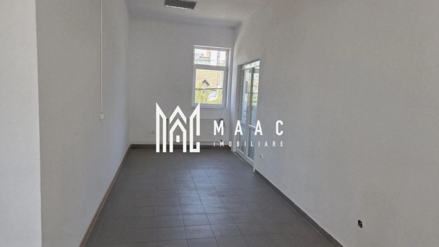 Black Friday Spațiu comercial | VAD | Expunere | Mediaș - 🔥 BLACK FRIDAY - Profită de cea mai bună perioadă din an pentru a deveni proprietar! Reducere de 140 euro - Pret vechi - 1.400 euro/lună Pret promotional - 1.260 euro/ lună Se oferă spre închiriere sau vânzare un spațiu de birouri cu o suprafață totală de 280,1 mp, situat la etajul 1 al unei clădiri complet renovate, cu acces individual din stradă prin casa scării comună. Compartimentare eficientă: Open space generos: 111,28 mp 3 birouri nedecomandate( putem facilita accesul din open- space) 19,89 mp, 32,15 mp, 21,25 mp Birou decomandat: 17,63 mp Hol de acces: 14,68 mp Spații utilitare: acces către grupuri sanitare (8,11 mp), 2 grupuri sanitare (6,11 mp) Caracteristici tehnice și dotări: Spațiu foarte luminos Clădire renovată integral, cu izolație exterioară Centrală termică proprie Pardoseală din gresie Posibilitate de racordare la internet, telefonie și climatizare Sistem de climatizare Acces facil și vizibilitate din stradă Localizare: În apropiere de sediile Romgaz și Transgaz Mediaș Parcare publică disponibilă în zonă Restaurante și alte facilități la câteva minute de mers Stație de autobuz la doar 3 minute de mers pe jos Proprietatea este ideală pentru firme ce caută spațiu de lucru funcțional într-o zonă strategică din Mediaș, cu acces rapid la instituții, transport public și servicii. Spațiile versatile de acest tip sunt rare în zonă — profitați acum de oportunitate. Pentru detalii suplimentare sau o vizionare, nu ezitați să ne contactați, specificând ID CP2610231. }}