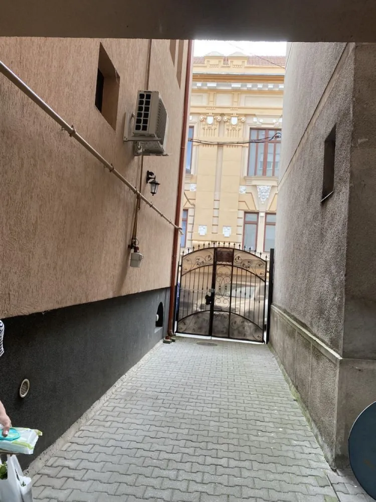 BRASADAS vinde casa pt locuit / afaceri zona ULTRACENTRALA. - Agenția imobiliara BRASADAS vinde vila deosebită în inima orașului Satu Mare - Ideală pentru locuit și afaceri

Descoperă această bijuterie arhitecturală, situată în zona ultra-centrală a orașului Satu Mare, perfectă pentru cei care caută o locuință elegantă sau un spațiu comercial de prestigiu.

Construită în 1937 și complet renovată în 2016, această proprietate oferă o combinație perfectă între farmecul clasic și confortul modern.

Caracteristici principale:
Suprafață totală construită: 262,23 mp
Demisol generos: 252,07 mp construiți / 189,66 mp utili – ideal pentru depozitare sau activități comerciale.
Parter spațios: 262,23 mp construiți / 212,54 mp utili – perfect pentru birouri sau spații de locuit deschise și luminoase.
Etaj elegant: 249,3 mp construiți / 197,04 mp utili – ideal pentru locuință privată sau apartamente de lux.
Pod foarte spațios: Poate fi transformat cu ușurință în birouri, camere de locuit sau chiar închiriat în regim hotelier – oportunitate perfectă pentru investiții suplimentare.
Teren: 454 mp cu o curte privată de 191,77 mp, singura de pe stradă care permite accesul auto direct.
Avantaje unice:
Localizare excepțională: Situată în inima orașului, aproape de școli, mijloace de transport în comun, bănci și Parcul Central – tot ce ai nevoie la câțiva pași distanță!
Flexibilitate: Imobilul este deja adaptat pentru utilizare mixtă – atât rezidențială, cât și comercială.
Renovat complet: Modernizată în 2016, păstrându-se detalii originale, dar aducând un confort sporit și eficiență energetică.
Aceasta este oportunitatea perfectă pentru cei care doresc să investească într-o proprietate de prestigiu, într-o locație de top, ce poate fi transformată într-un sediu de firmă, locuință de lux sau chiar o afacere prosperă.
Www.brasadas.com.