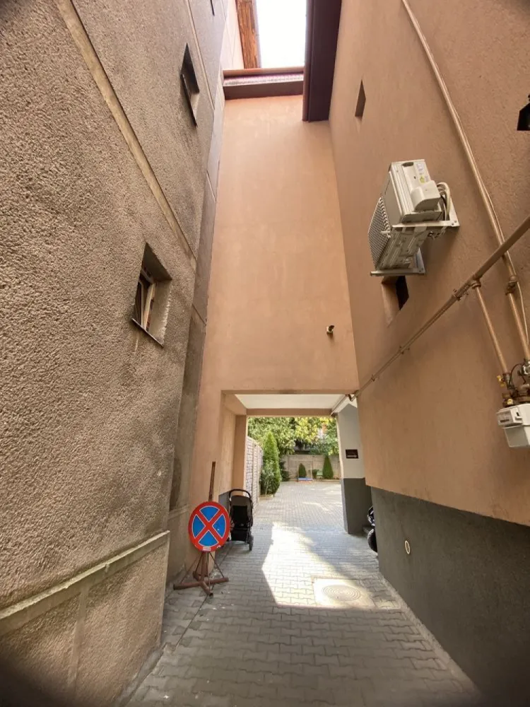 BRASADAS vinde casa pt locuit / afaceri zona ULTRACENTRALA. - Agenția imobiliara BRASADAS vinde vila deosebită în inima orașului Satu Mare - Ideală pentru locuit și afaceri

Descoperă această bijuterie arhitecturală, situată în zona ultra-centrală a orașului Satu Mare, perfectă pentru cei care caută o locuință elegantă sau un spațiu comercial de prestigiu.

Construită în 1937 și complet renovată în 2016, această proprietate oferă o combinație perfectă între farmecul clasic și confortul modern.

Caracteristici principale:
Suprafață totală construită: 262,23 mp
Demisol generos: 252,07 mp construiți / 189,66 mp utili – ideal pentru depozitare sau activități comerciale.
Parter spațios: 262,23 mp construiți / 212,54 mp utili – perfect pentru birouri sau spații de locuit deschise și luminoase.
Etaj elegant: 249,3 mp construiți / 197,04 mp utili – ideal pentru locuință privată sau apartamente de lux.
Pod foarte spațios: Poate fi transformat cu ușurință în birouri, camere de locuit sau chiar închiriat în regim hotelier – oportunitate perfectă pentru investiții suplimentare.
Teren: 454 mp cu o curte privată de 191,77 mp, singura de pe stradă care permite accesul auto direct.
Avantaje unice:
Localizare excepțională: Situată în inima orașului, aproape de școli, mijloace de transport în comun, bănci și Parcul Central – tot ce ai nevoie la câțiva pași distanță!
Flexibilitate: Imobilul este deja adaptat pentru utilizare mixtă – atât rezidențială, cât și comercială.
Renovat complet: Modernizată în 2016, păstrându-se detalii originale, dar aducând un confort sporit și eficiență energetică.
Aceasta este oportunitatea perfectă pentru cei care doresc să investească într-o proprietate de prestigiu, într-o locație de top, ce poate fi transformată într-un sediu de firmă, locuință de lux sau chiar o afacere prosperă.
Www.brasadas.com.