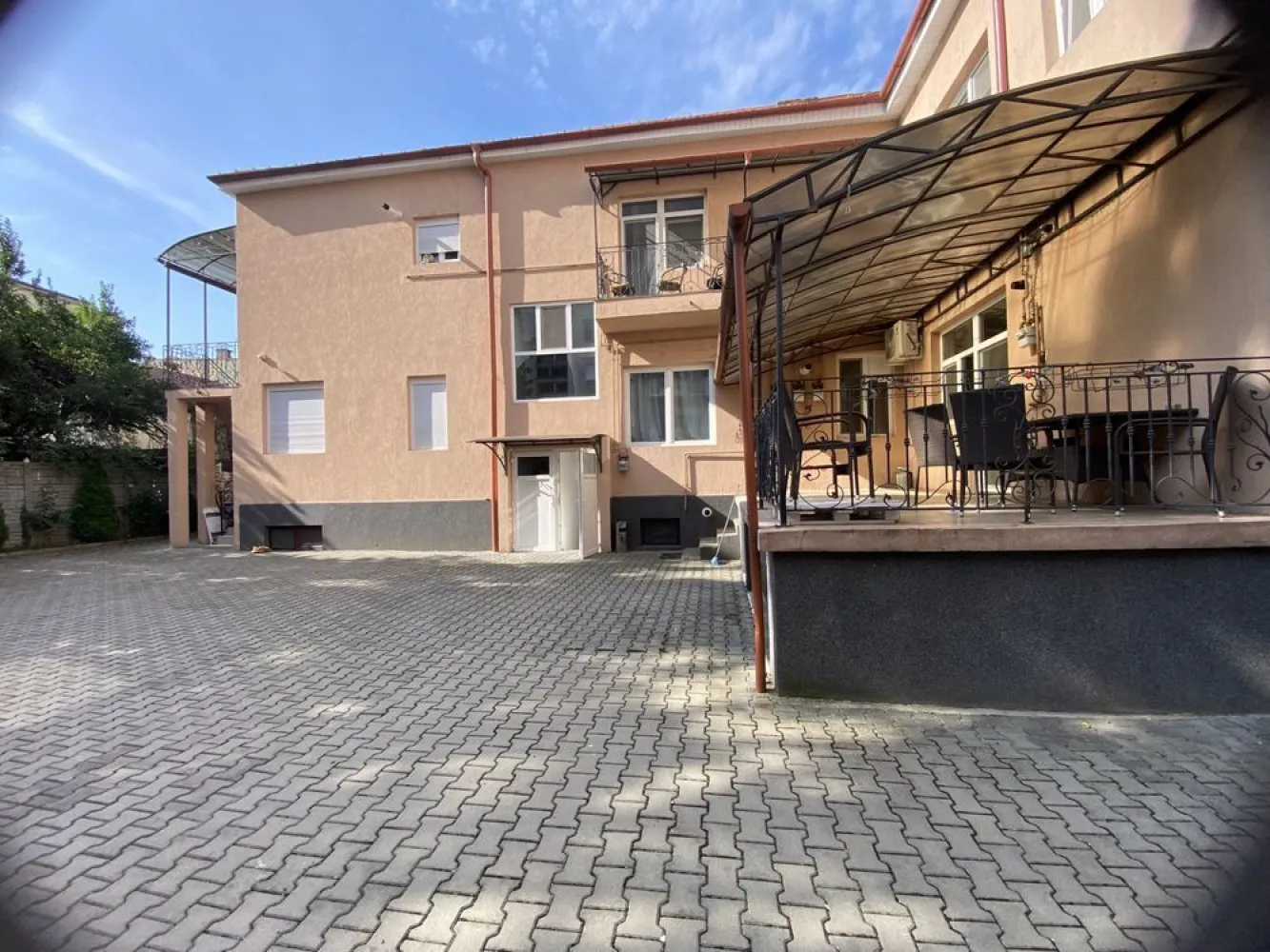 BRASADAS vinde casa pt locuit / afaceri zona ULTRACENTRALA. - Agenția imobiliara BRASADAS vinde vila deosebită în inima orașului Satu Mare - Ideală pentru locuit și afaceri

Descoperă această bijuterie arhitecturală, situată în zona ultra-centrală a orașului Satu Mare, perfectă pentru cei care caută o locuință elegantă sau un spațiu comercial de prestigiu.

Construită în 1937 și complet renovată în 2016, această proprietate oferă o combinație perfectă între farmecul clasic și confortul modern.

Caracteristici principale:
Suprafață totală construită: 262,23 mp
Demisol generos: 252,07 mp construiți / 189,66 mp utili – ideal pentru depozitare sau activități comerciale.
Parter spațios: 262,23 mp construiți / 212,54 mp utili – perfect pentru birouri sau spații de locuit deschise și luminoase.
Etaj elegant: 249,3 mp construiți / 197,04 mp utili – ideal pentru locuință privată sau apartamente de lux.
Pod foarte spațios: Poate fi transformat cu ușurință în birouri, camere de locuit sau chiar închiriat în regim hotelier – oportunitate perfectă pentru investiții suplimentare.
Teren: 454 mp cu o curte privată de 191,77 mp, singura de pe stradă care permite accesul auto direct.
Avantaje unice:
Localizare excepțională: Situată în inima orașului, aproape de școli, mijloace de transport în comun, bănci și Parcul Central – tot ce ai nevoie la câțiva pași distanță!
Flexibilitate: Imobilul este deja adaptat pentru utilizare mixtă – atât rezidențială, cât și comercială.
Renovat complet: Modernizată în 2016, păstrându-se detalii originale, dar aducând un confort sporit și eficiență energetică.
Aceasta este oportunitatea perfectă pentru cei care doresc să investească într-o proprietate de prestigiu, într-o locație de top, ce poate fi transformată într-un sediu de firmă, locuință de lux sau chiar o afacere prosperă.
Www.brasadas.com.