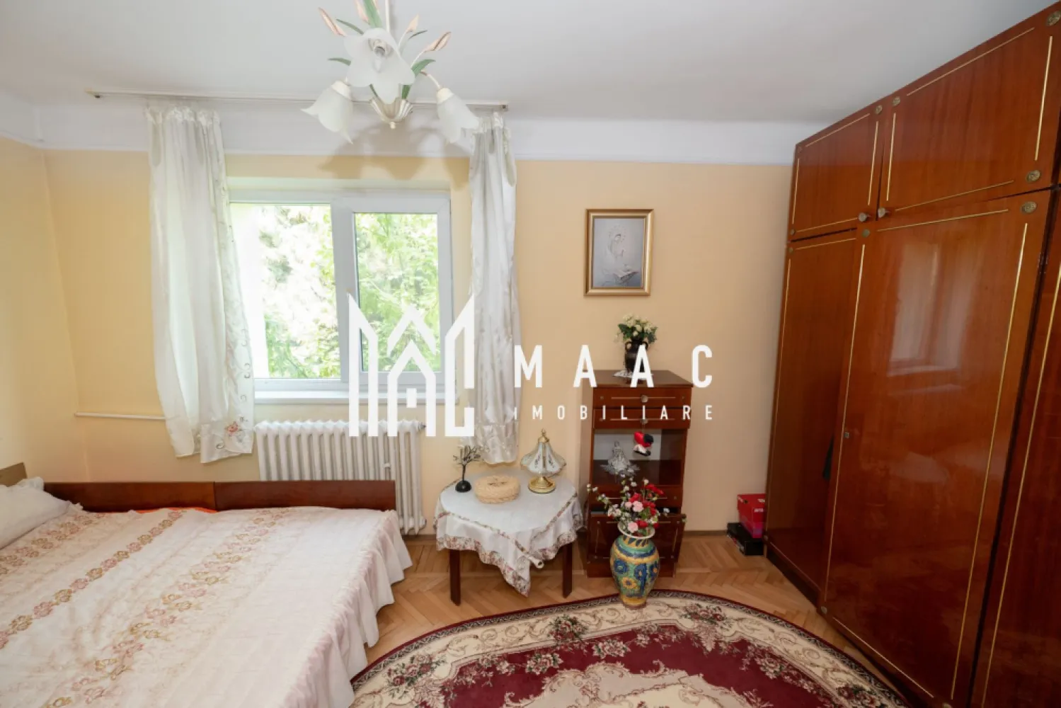 APARTAMENT 3 CAMERE| ZONA CENTRALA - Apartament 3 camere, 57 mp utili, etaj 3/3 – Zona Centrală, Str. Regina Maria, Râmnicu Vâlcea – 82.000 € MAAC Imobiliare vă propune spre vânzare un apartament cochet, cu 3 camere, situat în zona centrală a municipiului Râmnicu Vâlcea, pe Strada Regina Maria – o locație excelentă, aproape de toate facilitățile urbane. 📍 Detalii proprietate: Suprafață utilă: 57 mp Suprafață totală: 62 mp Etaj: 3 din 3 Compartimentare: semidecomandată Camere: living, 2 dormitoare, bucătărie, baie, balcon generos Balcon foarte spațios, ideal pentru relaxare sau depozitare 🛠️ Dotări și finisaje: Geamuri termopan Baie renovată integral Parchet nou în hol, bucătărie și unul dintre dormitoare Aer condiționat instalat Apartamentul a fost renovat parțial, este foarte curat și bine întreținut Locuibil imediat, fără necesitatea unor renovări majore 📌 Situat într-un bloc cu 3 etaje, pe strada Regina Maria, într-o zonă liniștită și centrală, cu acces facil la magazine, restaurante, școli, mijloace de transport în comun și instituții publice. 💰 Preț: 82.000 € ✅ Se acceptă credit. 📞 Pentru mai multe informații sau programarea unei vizionări, va rugam sa ne contactați id- CP2777145. }}