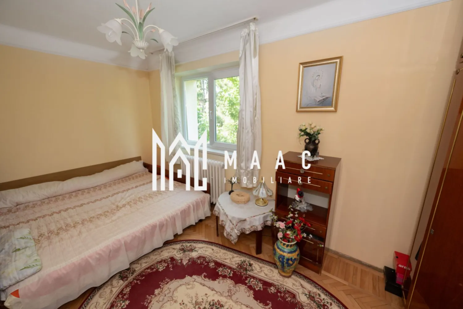 APARTAMENT 3 CAMERE| ZONA CENTRALA - Apartament 3 camere, 57 mp utili, etaj 3/3 – Zona Centrală, Str. Regina Maria, Râmnicu Vâlcea – 82.000 € MAAC Imobiliare vă propune spre vânzare un apartament cochet, cu 3 camere, situat în zona centrală a municipiului Râmnicu Vâlcea, pe Strada Regina Maria – o locație excelentă, aproape de toate facilitățile urbane. 📍 Detalii proprietate: Suprafață utilă: 57 mp Suprafață totală: 62 mp Etaj: 3 din 3 Compartimentare: semidecomandată Camere: living, 2 dormitoare, bucătărie, baie, balcon generos Balcon foarte spațios, ideal pentru relaxare sau depozitare 🛠️ Dotări și finisaje: Geamuri termopan Baie renovată integral Parchet nou în hol, bucătărie și unul dintre dormitoare Aer condiționat instalat Apartamentul a fost renovat parțial, este foarte curat și bine întreținut Locuibil imediat, fără necesitatea unor renovări majore 📌 Situat într-un bloc cu 3 etaje, pe strada Regina Maria, într-o zonă liniștită și centrală, cu acces facil la magazine, restaurante, școli, mijloace de transport în comun și instituții publice. 💰 Preț: 82.000 € ✅ Se acceptă credit. 📞 Pentru mai multe informații sau programarea unei vizionări, va rugam sa ne contactați id- CP2777145. }}