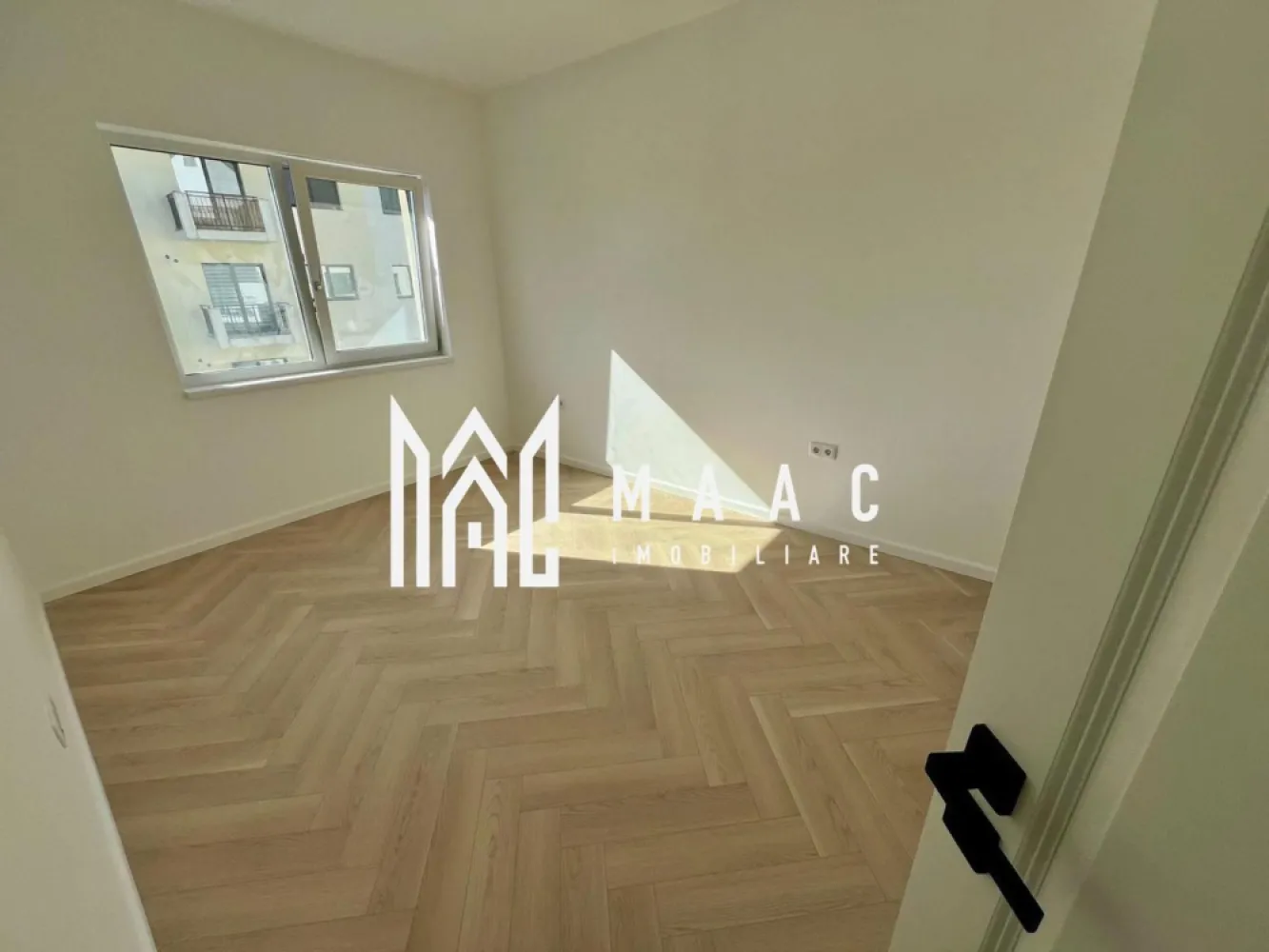 Apartament 3 camere | 71 Mp | Parter ,Boxa | Șelimbăr, zona Brana - MAAC Imobiliare vă prezintă un apartament situat în ansamblul rezidențial Casian Renaissance – Șelimbăr, zona Brana, la doar câteva minute de centrul comercial Shopping City Sibiu. Acces facil din Sibiu prin trei artere principale: Strada Ștefan cel Mare Strada Octavian Goga (Șelimbăr) Strada P. Brana Toate căile de acces sunt asfaltate, oferind confort și conectivitate optimă. Despre Casian Renaissance Casian Renaissance este un proiect rezidențial premium, gândit pentru cei care caută calitate, eleganță și un stil de viață modern. Proiectul include: 6 imobile P+3 dotate cu lifturi moderne 256 de unități locative: garsoniere, apartamente cu 2 și 3 camere Caracteristici ale ansamblului: ✔ Design arhitectural deosebit – fațade placate cu profile ornamentale, interior și exterior ✔ Lifturi performante în fiecare bloc ✔ Loc de joacă amenajat pentru copii ✔ Alei de promenadă și spații verzi generoase ✔ Locuri de parcare amenajate și căi de acces asfaltate ✔ Iluminat stradal Casian Renaissance înseamnă siguranță, bun gust, calitate premium și confort garantat. Este un loc creat pentru cei care își doresc ceva cu adevărat unic și deosebit. 📞 Pentru mai multe detalii sau pentru a programa o vizionare, contactați-ne cu încredere specificand ID:CP2609840 }}